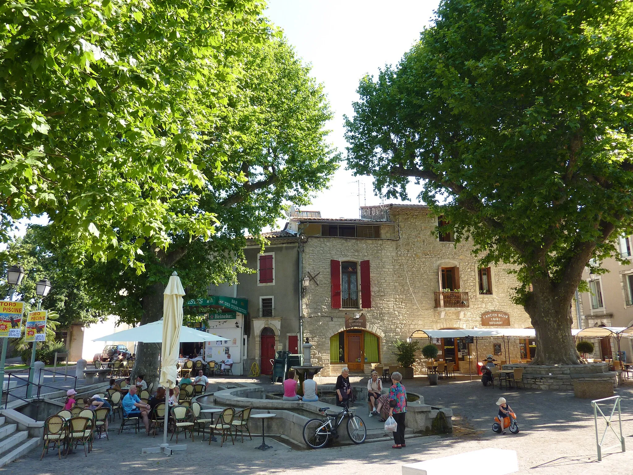 Photo showing: Saint-Martin-de-Londres (Hérault, Languedoc-Roussillon, France) : la Place de la Fontaine.