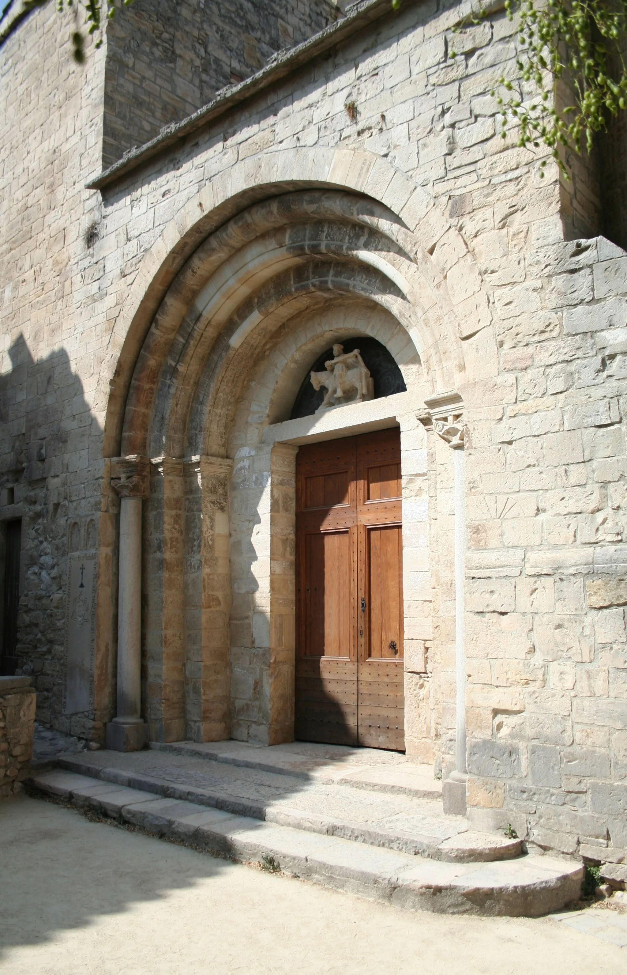 Photo showing: Saint-Martin-de-Londres (Hérault) - Église romane - portail.