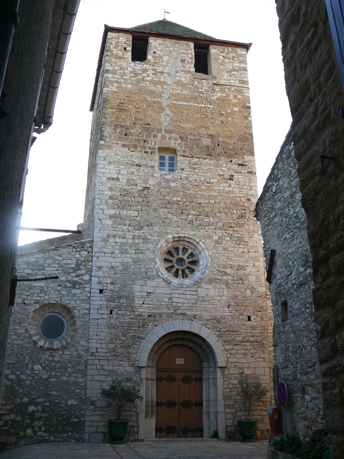 Photo showing: The church of the Nativity of Saint John the Baptiste of Saint-Jean-de-Fos (Hérault, Languedoc-Roussillon, France).