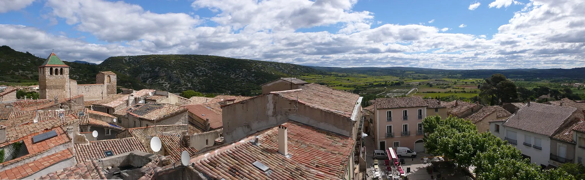 Photo showing: Voici un aperçu de Saint Jean de Fos, on voit le clocher de l'église, le massif de la Serrane, la place de la Mairie, et la Vallée de L'Hérault