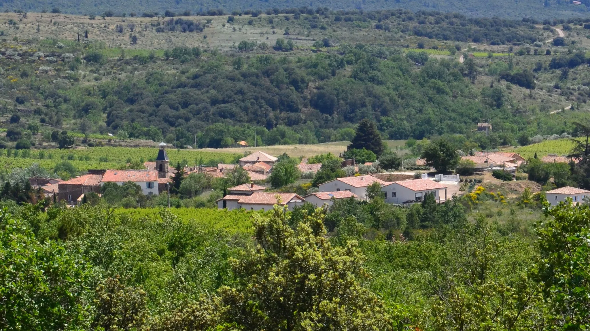 Photo showing: Vue sur le village de Saint-Jean-de-la-Blaquière (Hérault).