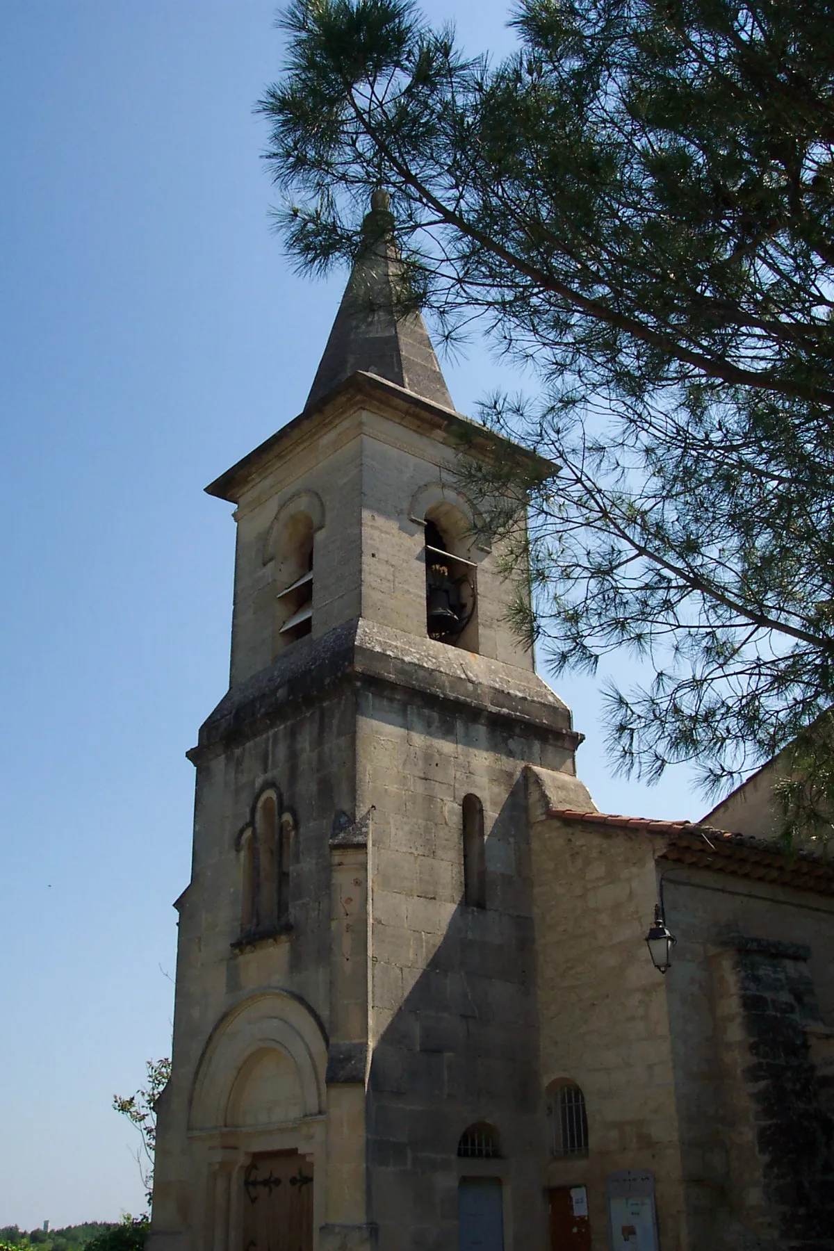 Photo showing: Le clocher de l'église de la Nativité-de-Saint-Jean-Baptiste de Saussan (Hérault)