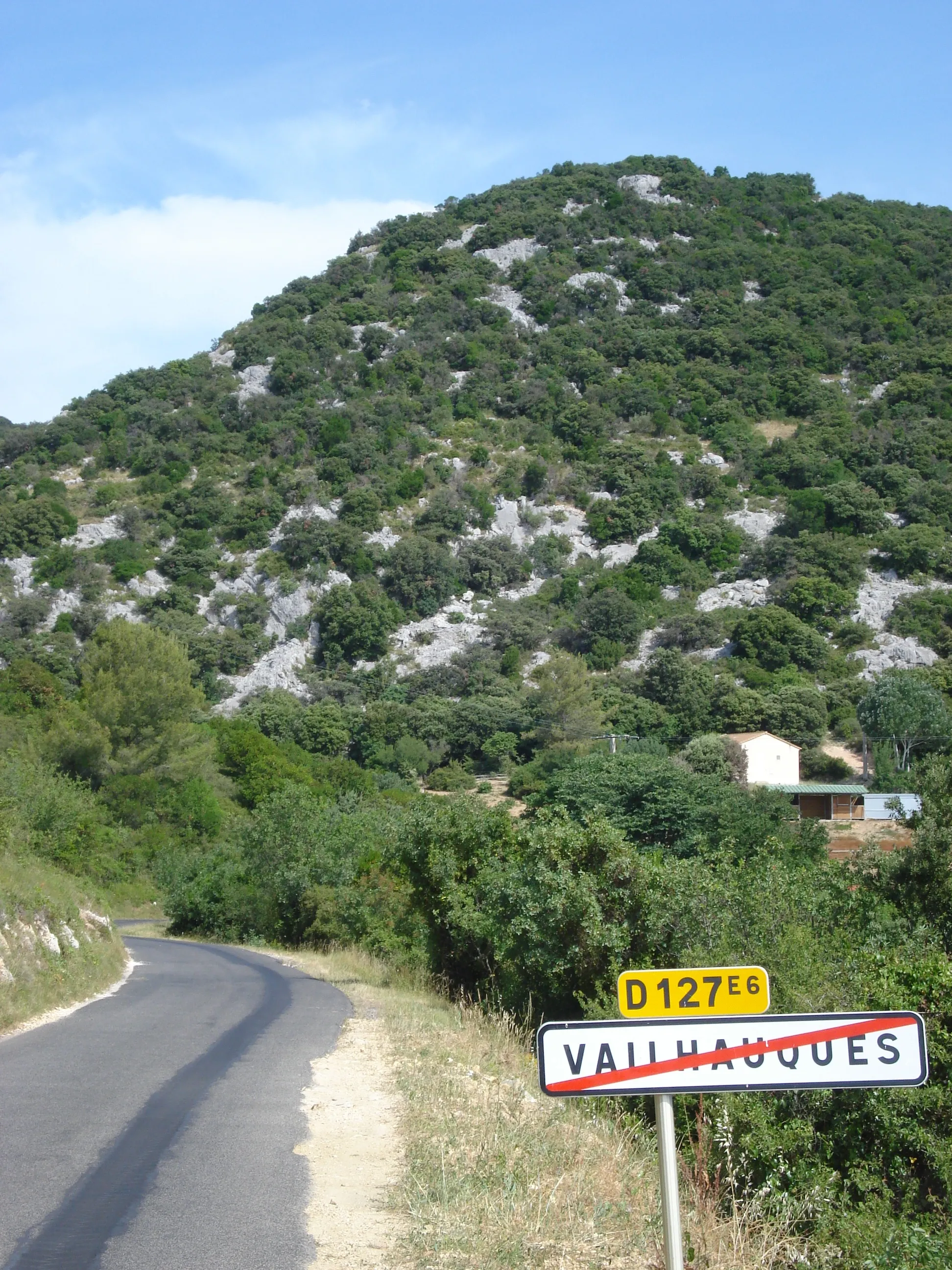 Photo showing: Vailhauquès, sorti nord, vue sur la garrigue.