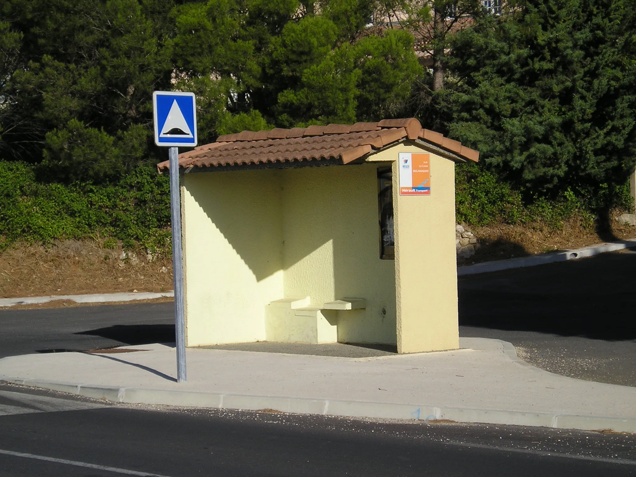 Photo showing: In Hérault, France, a bus stop of Hérault Transport operator, in Vailhauquès.