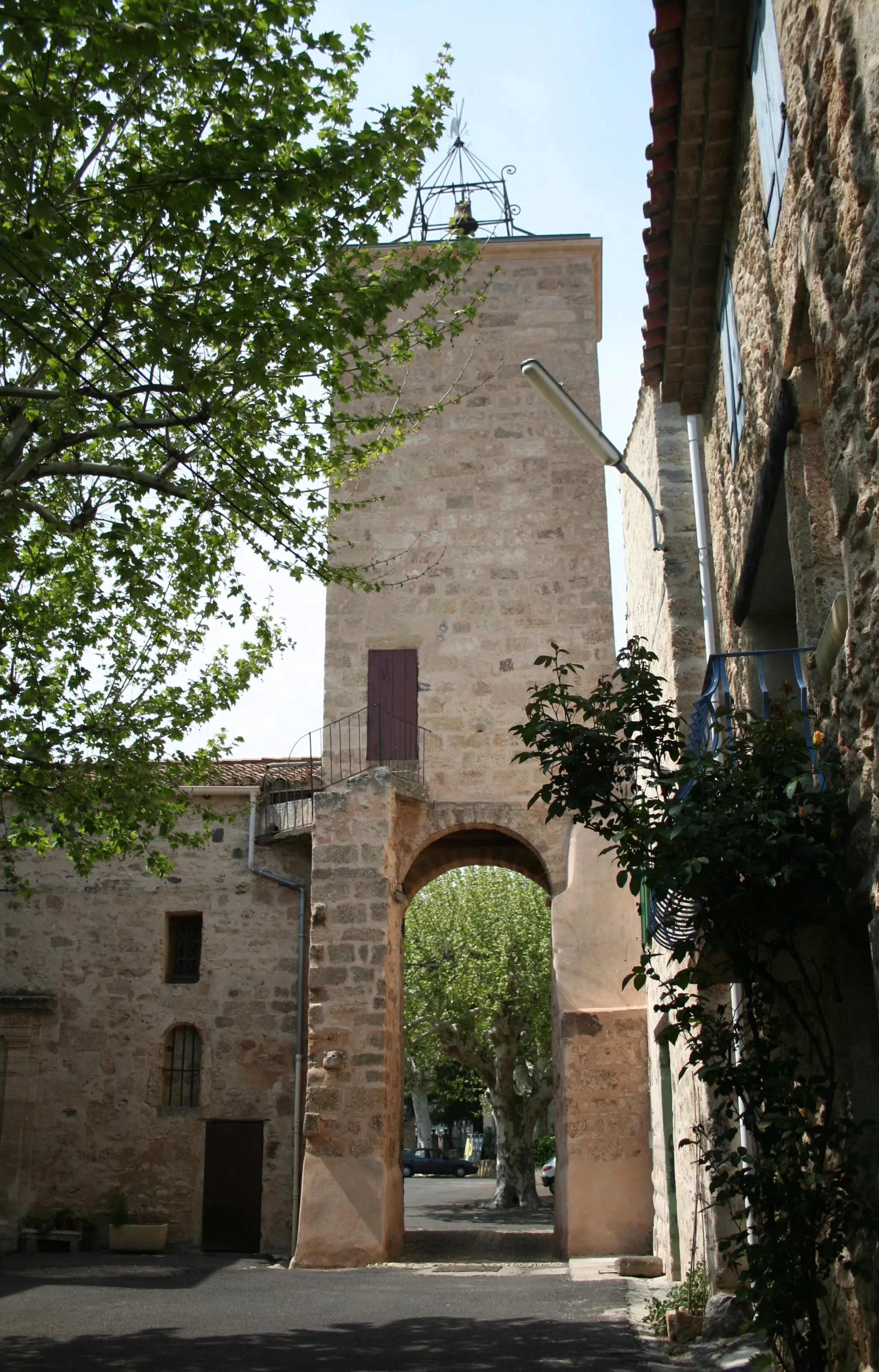 Photo showing: Usclas-d'Hérault (Hérault) - Tour-clocher, porte du village.