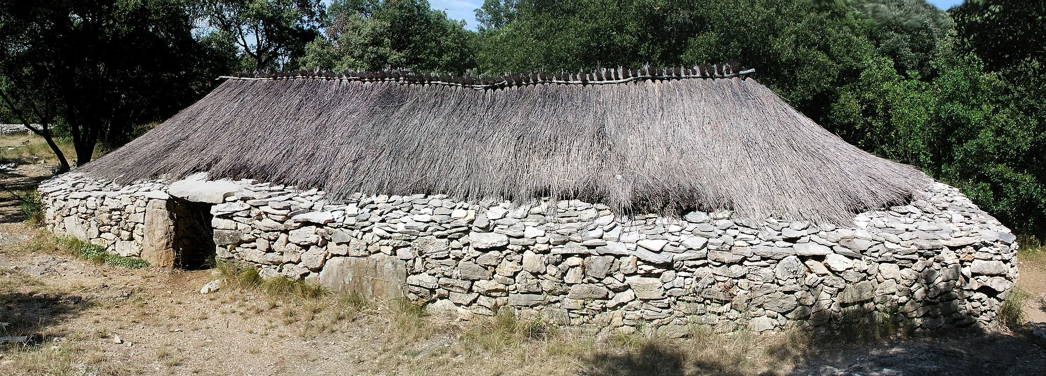 Photo showing: Cabane reconstituée du site archéologique de Cambous, Viols-en-Laval, Hérault, France.