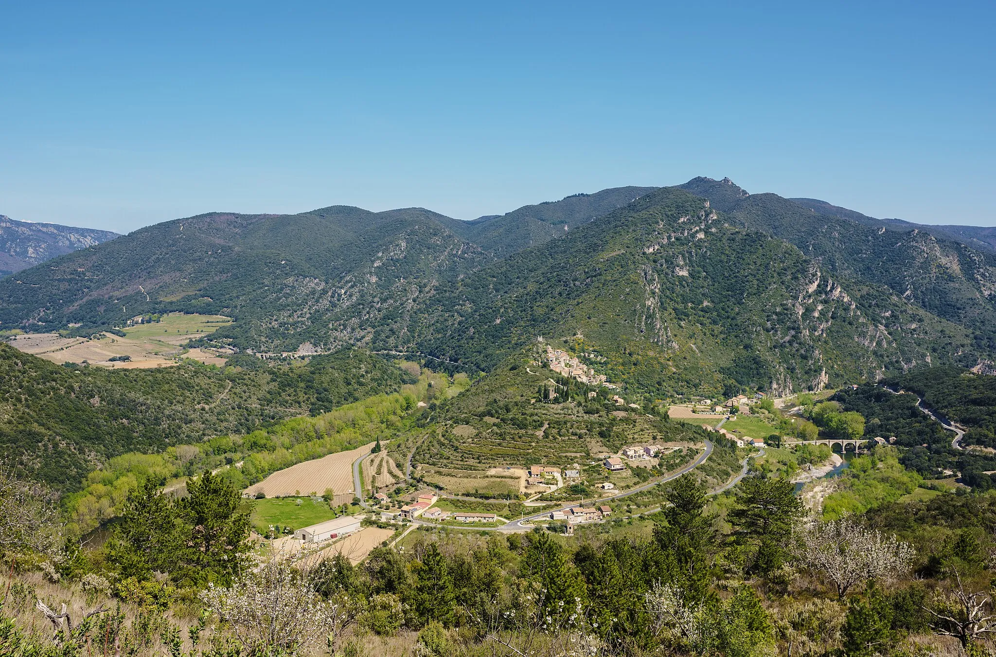 Photo showing: The village of Vieussan in one of the meanders of the Orb River, Hérault, France. Haut-Languedoc Regional Natural Park.