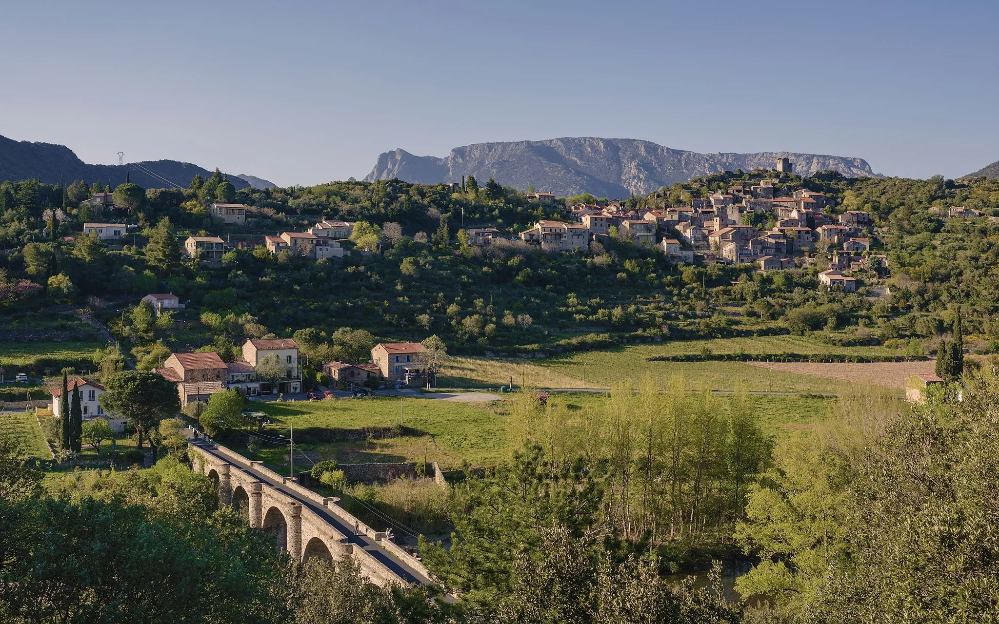 Photo showing: The village of Vieussan in one of the meanders of the Orb River, Hérault, France. Haut-Languedoc Regional Natural Park.