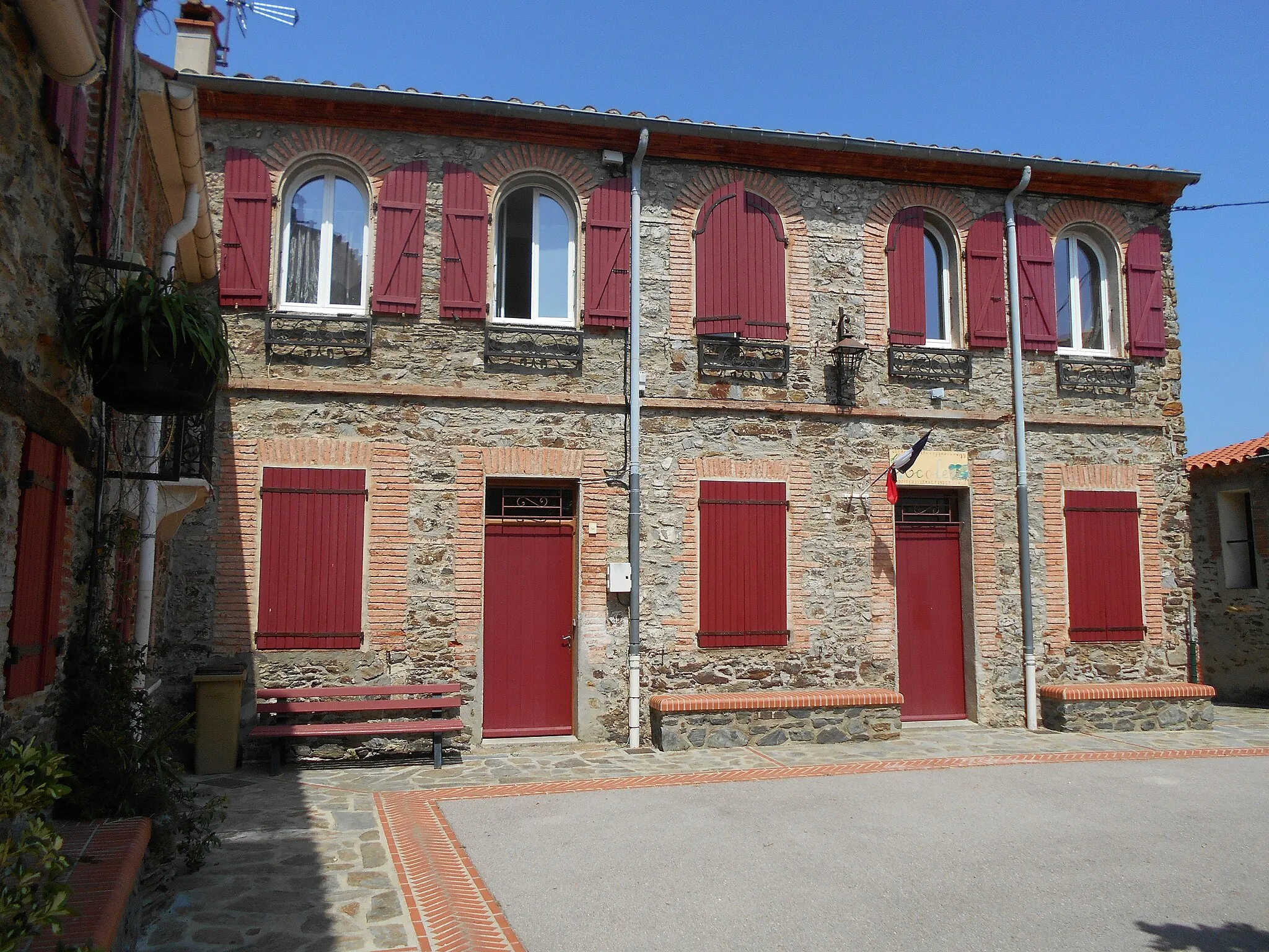 Photo showing: L'escola de Sant Marçal