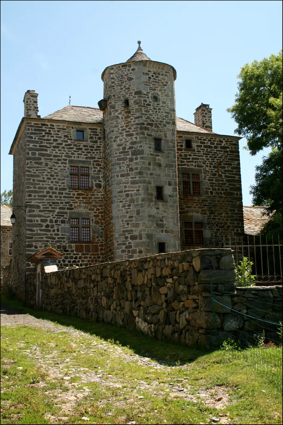 Photo showing: This building is inscrit au titre des monuments historiques de la France. It is indexed in the base Mérimée, a database of architectural heritage maintained by the French Ministry of Culture, under the reference PA00092960 .