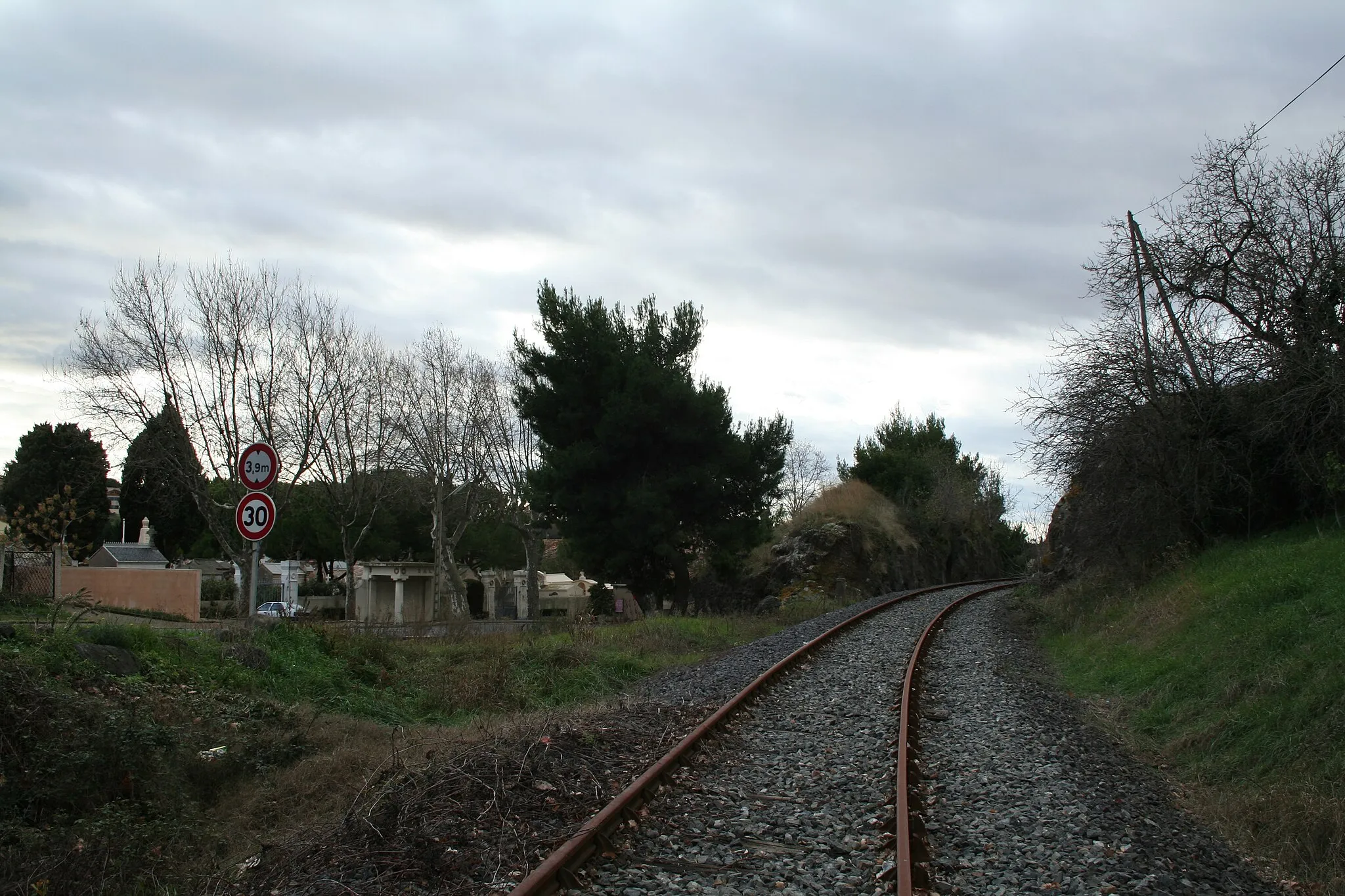 Photo showing: Saint-Thibéry (Hérault) - ancienne voie du chemin de fer de l'intérêt local, mise en service en 1863 - en arrière plan : cimetière.