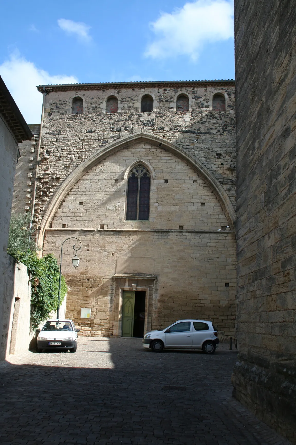 Photo showing: Saint-Thibéry (Hérault) - Église abbatiale Sainte-Marie-de-la-Salvetat (façade occidentale) et Place du Saint-Sauveur.