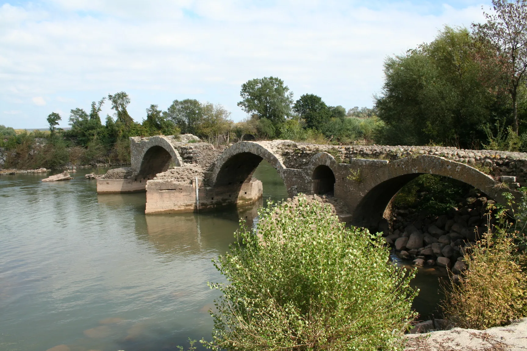 Photo showing: The remains of the Roman bridge of Saint-Thibéry across the river Hérault in Southern France. The bridge was part of the Via Domitia.