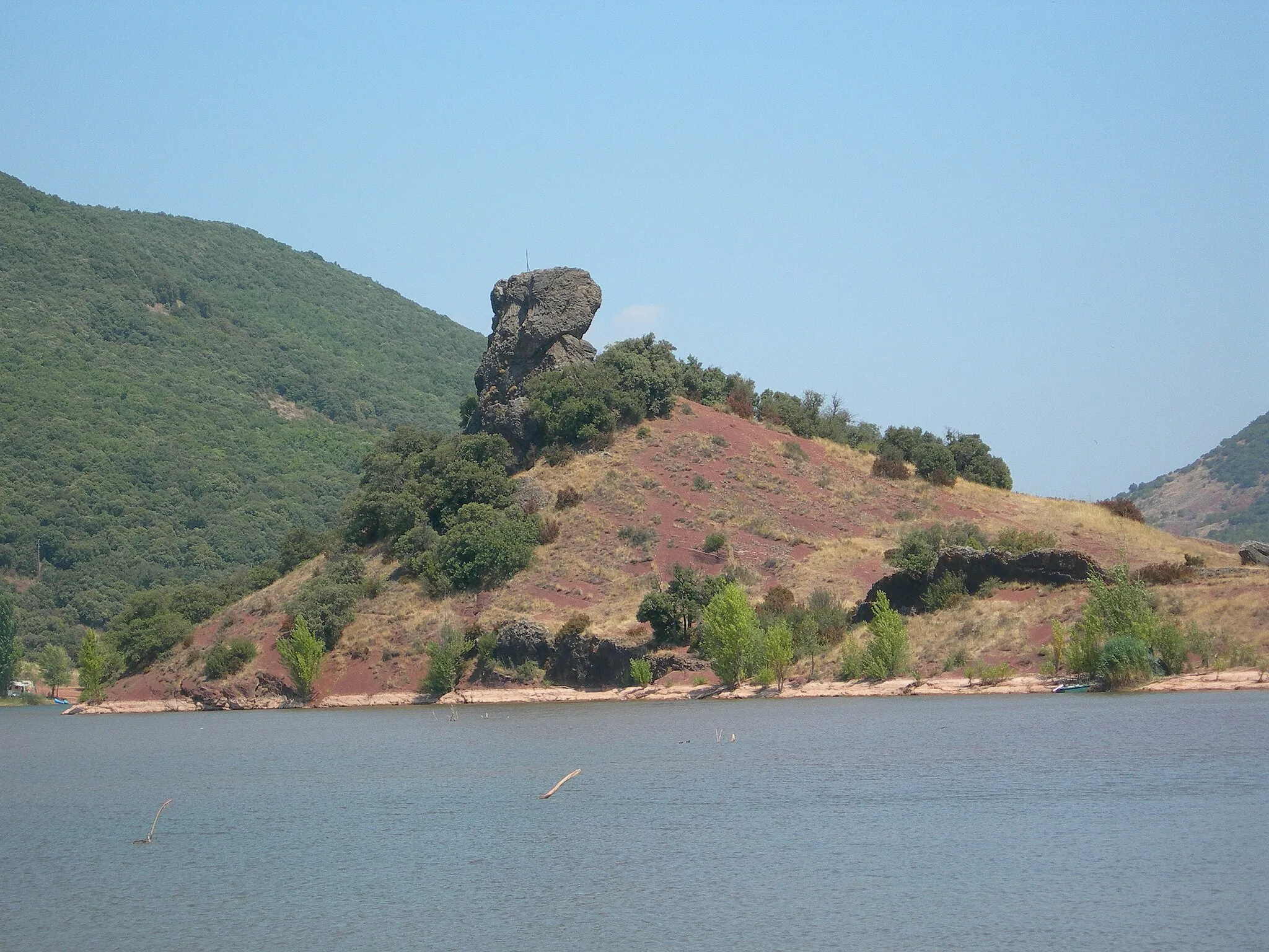 Photo showing: Lac du Salagou, piton rocheux