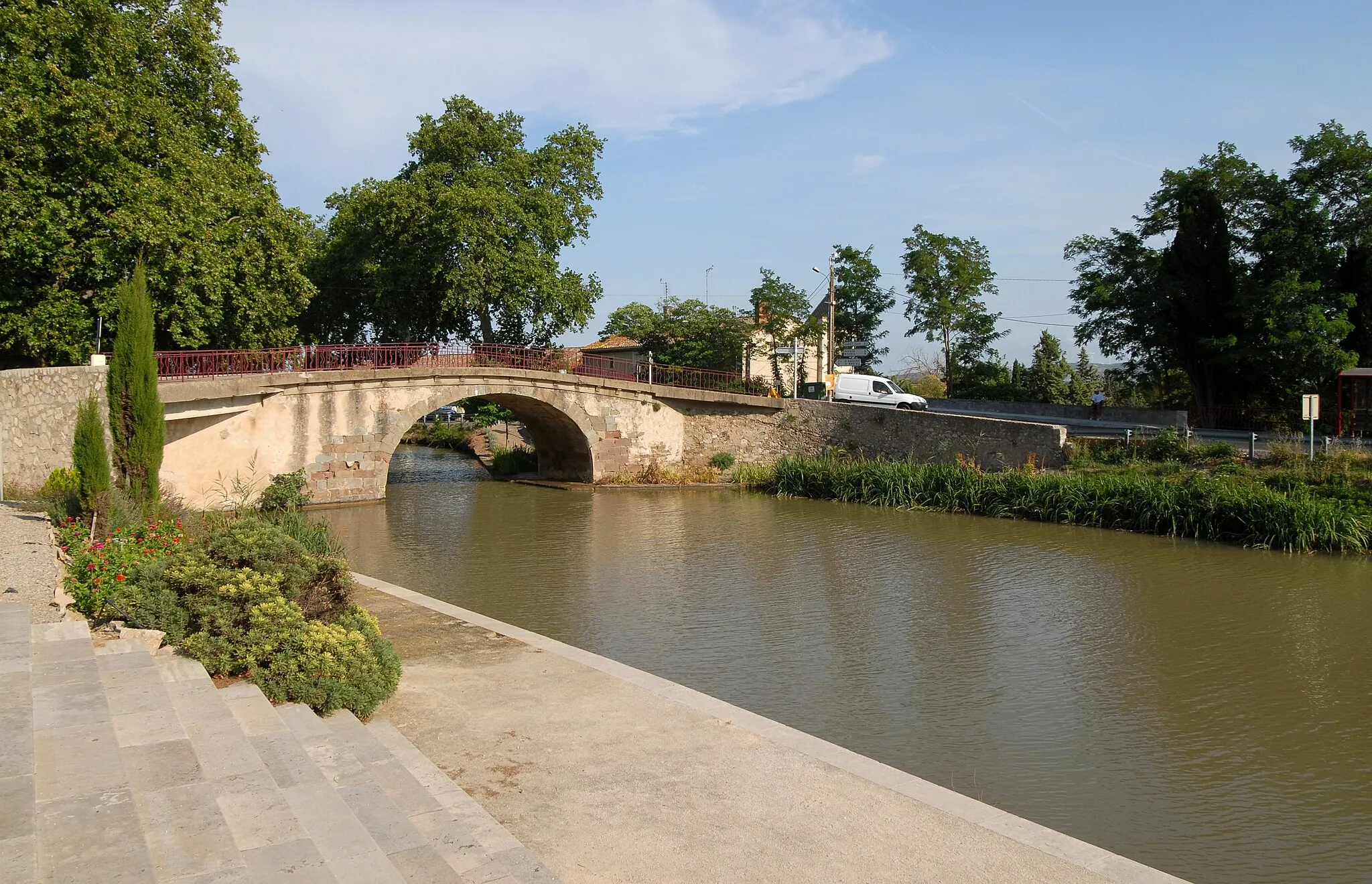 Photo showing: This place is a UNESCO World Heritage Site, listed as
Canal du Midi.