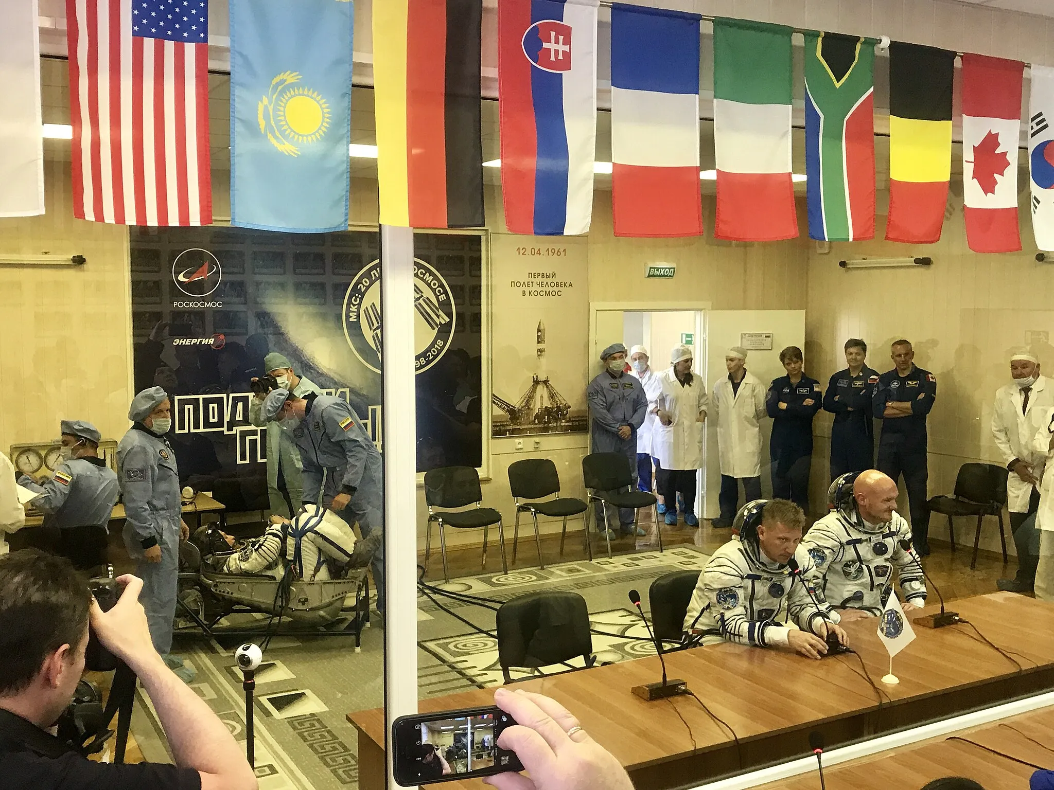 Photo showing: Am 6. Juni 2018, ist der 42-jährige Geophysiker Alexander Gerst gemeinsam mit seinen Crew-Kollegen, der NASA-Astronautin Serena Maria Aunon-Chancellor und dem russischen Kosmonauten Sergei Prokopyev, planmäßig um 13:12.41 Uhr Mitteleuropäischer Sommerzeit an Bord des Sojus-Raumschiffs MS-09 vom russischen Kosmodrom in Baikonur (Kasachstan) zur Internationalen Raumstation gestartet.
Mehr zur Horizons-Mission finden Sie unter: www.dlr.de/horizons

Credits: DLR (CC-BY 3.0)