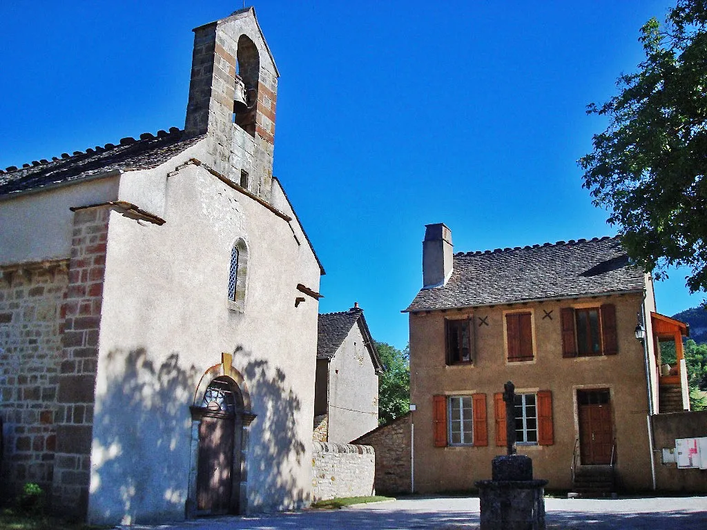 Photo showing: La place de l'Eglise dans le village de Chadenet en Lozère