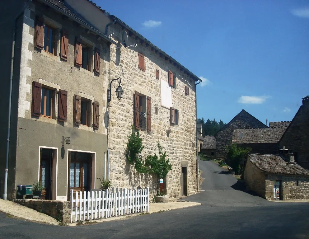 Photo showing: Carrefour dans le village de Chadenet en Lozère