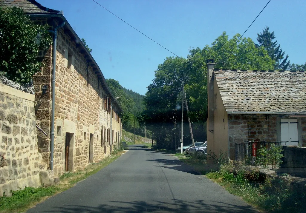 Photo showing: Les premières maisons dans le village de Chadenet en Lozère