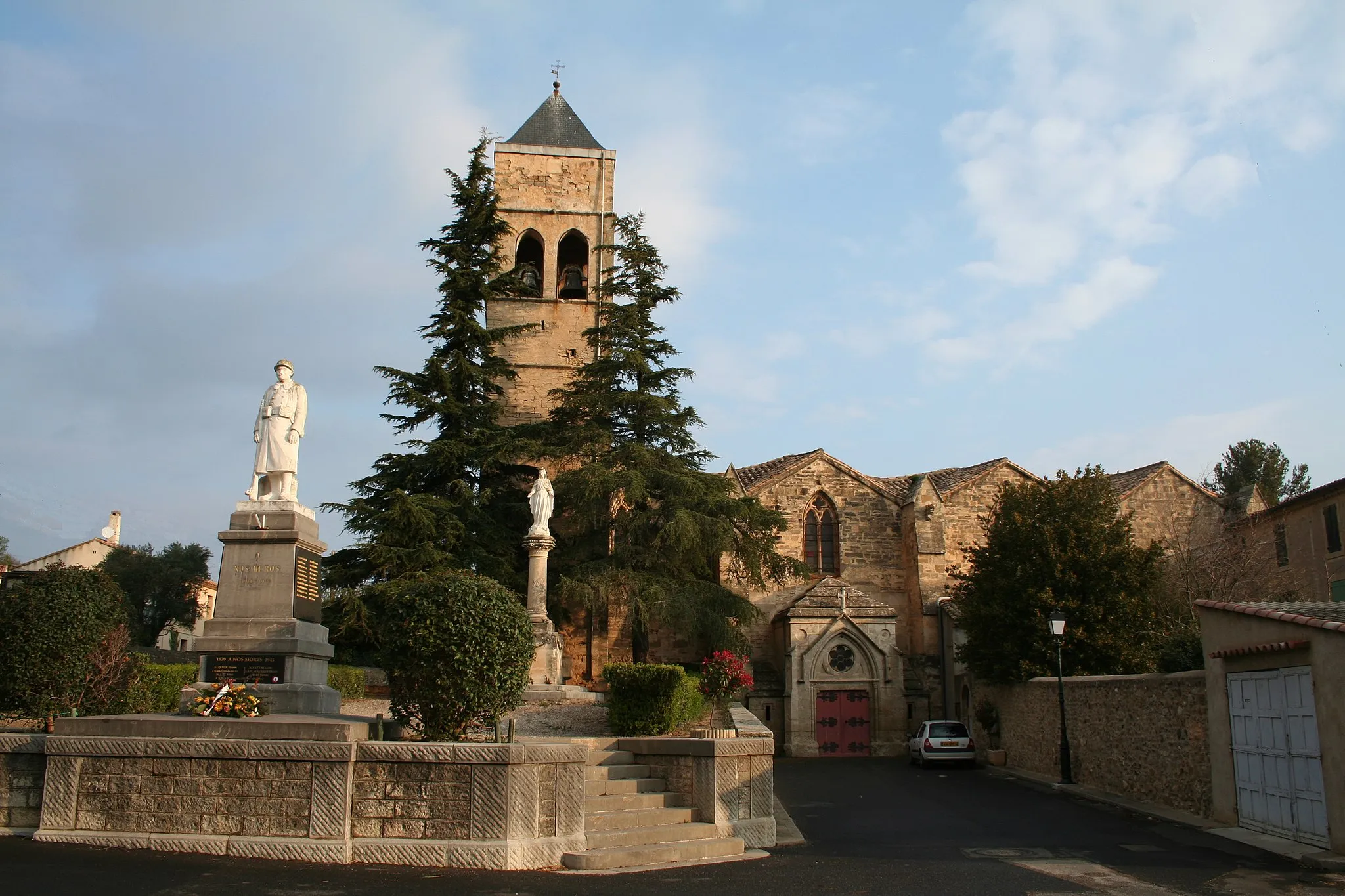 Photo showing: Roujan (Hérault) - église Saint-Laurent - monument aux morts.