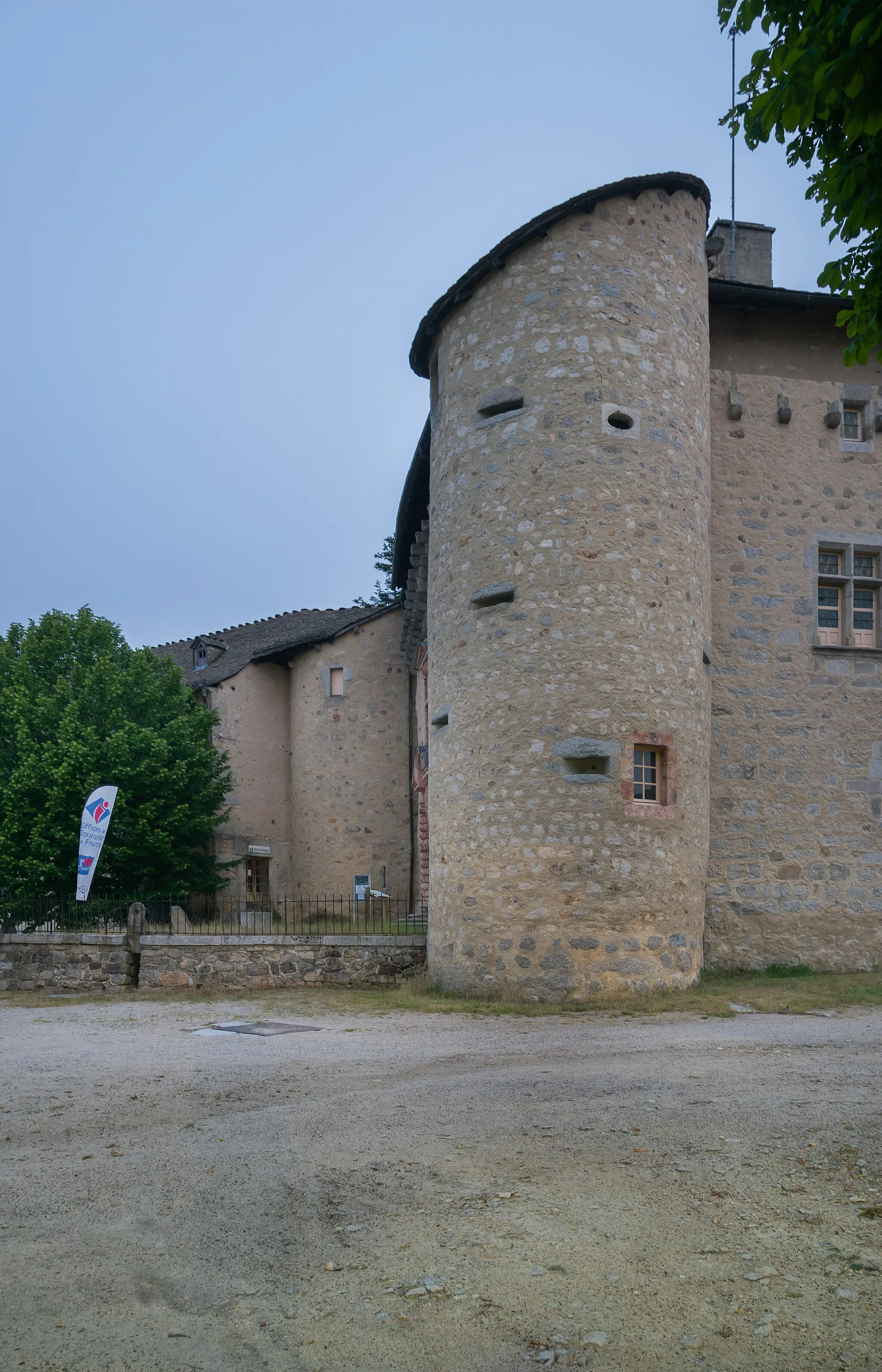 Photo showing: This building is indexed in the base Mérimée, a database of architectural heritage maintained by the French Ministry of Culture, under the reference PA00103910 .