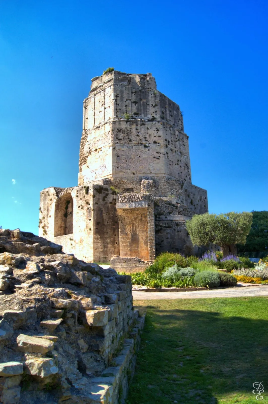 Photo showing: La Tour Magne est un édifice pré-romain transformé à l'époque d'Auguste. Haute de 18 m à la fin du IIIe siècle av. J.-C., puis de 36 m de haut à l'époque romaine, elle ne mesure plus aujourd'hui que 32,50 m. (Wikipedia)