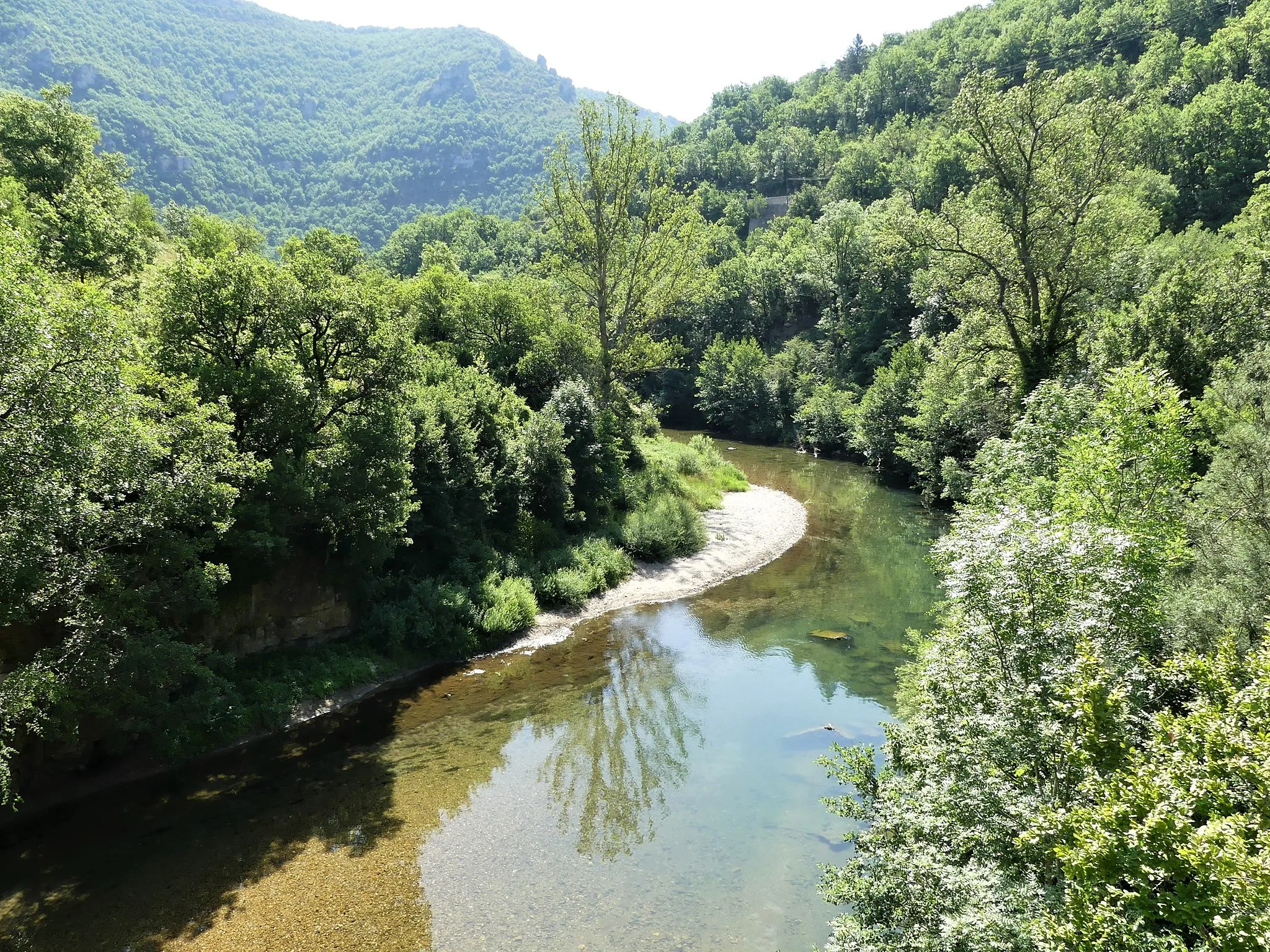 Photo showing: Les gorges de la Dourbie au pont de Gardies, entre les communes de Revens (à gauche, département du Gard) et Nant (à droite, département de l'Aveyron), France. Vue prise en direction de l'amont.