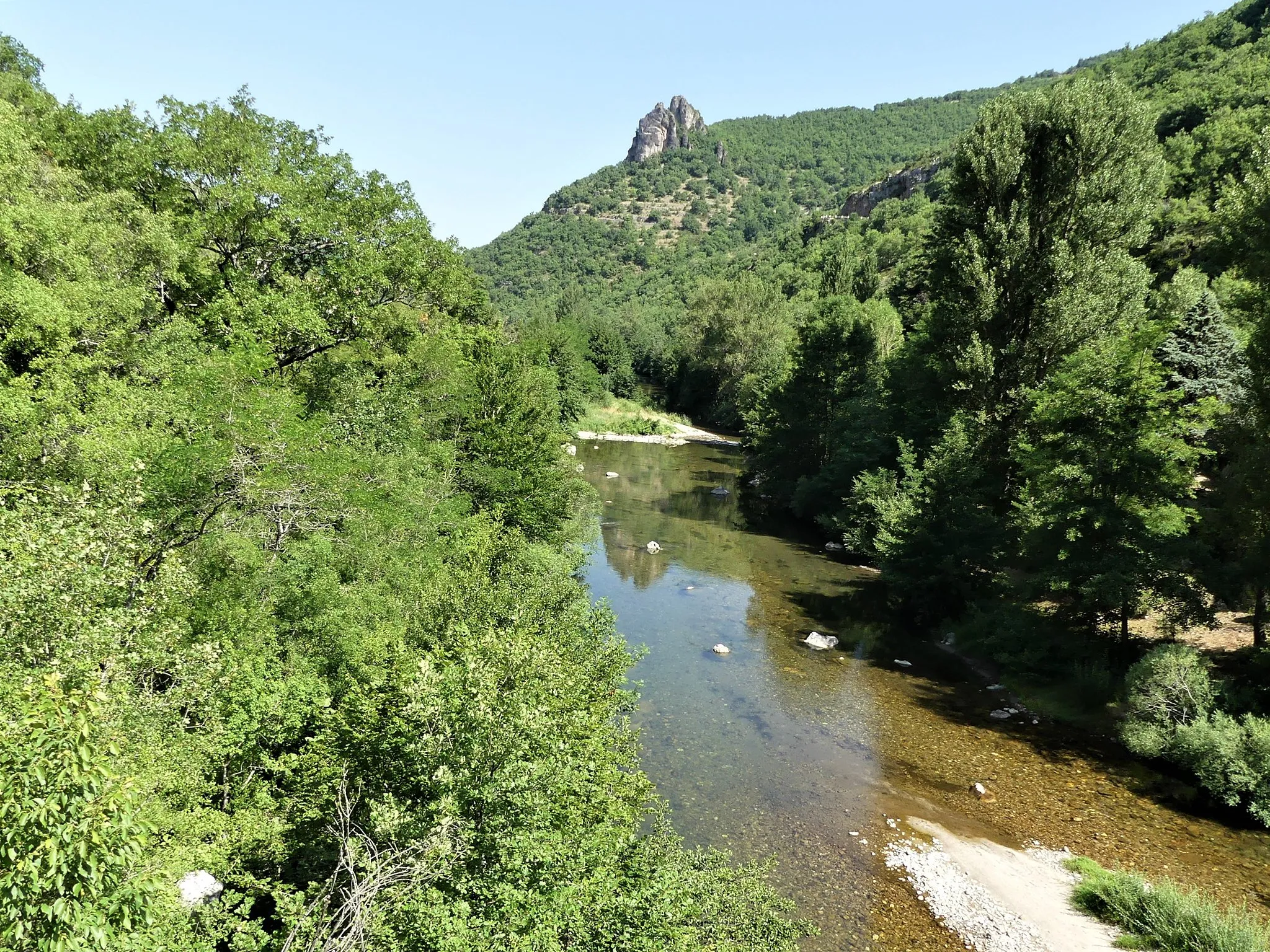 Photo showing: Les gorges de la Dourbie au pont de Gardies, entre les communes de Revens (à droite, département du Gard) et Nant (à gauche, département de l'Aveyron), France. Vue prise en direction de l'aval.