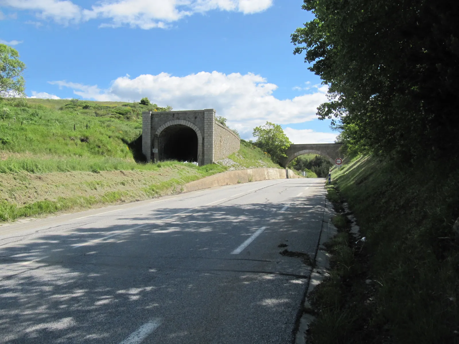 Photo showing: Le col est au niveau du pont sur la RN 116