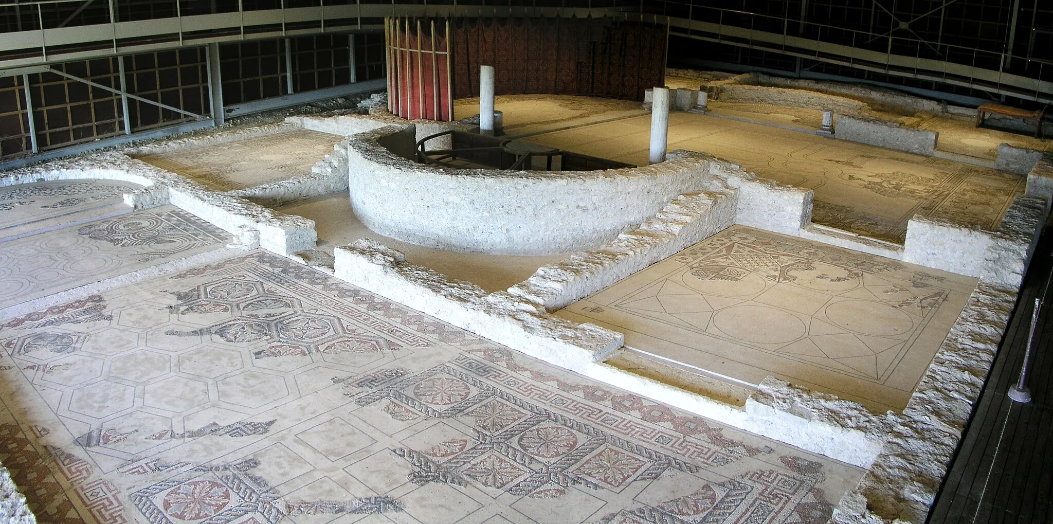 Photo showing: Mosaïque aux chardons de la villa gallo-romaine des Prés Bas à Loupian (Hérault).