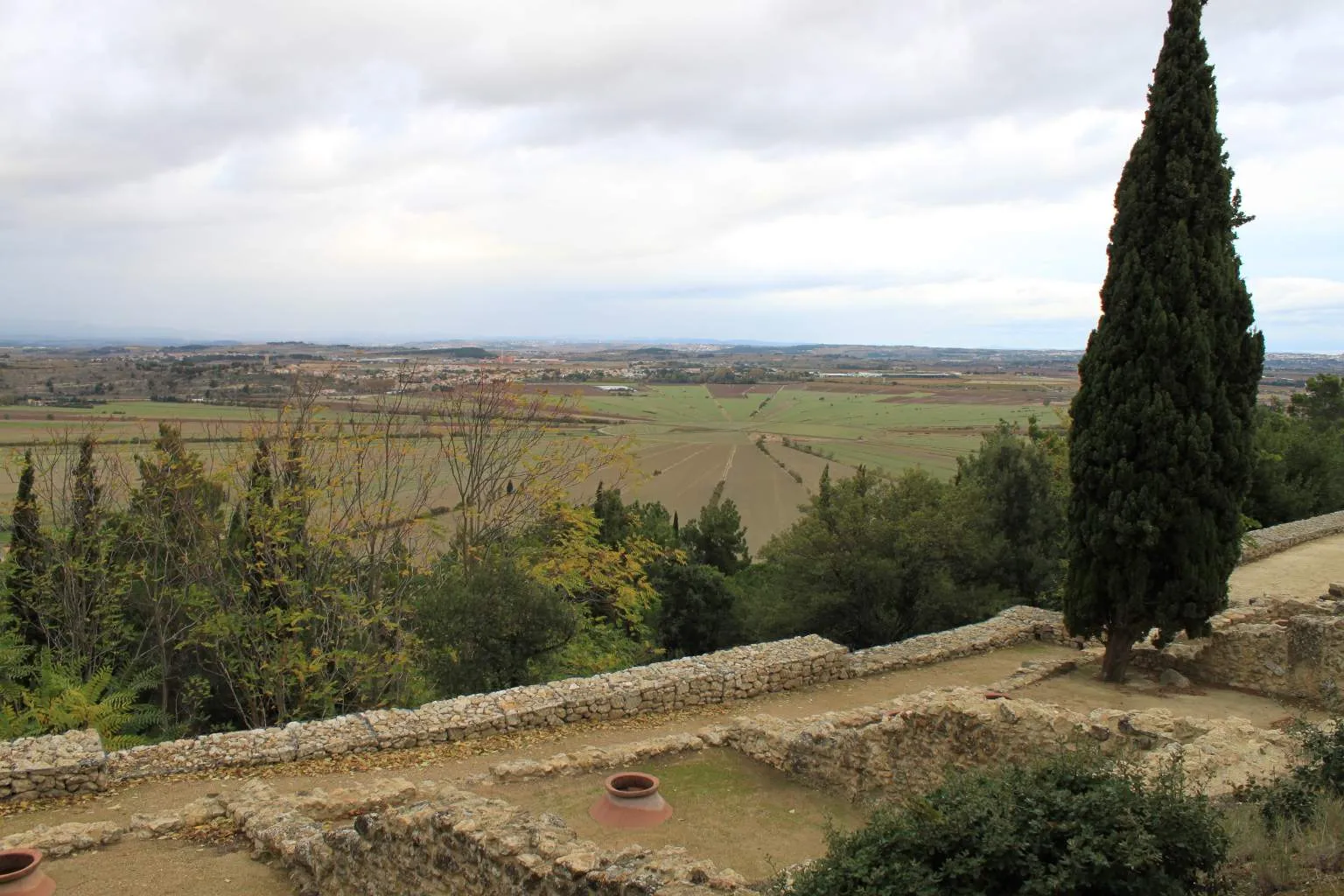 Photo showing: Oppidum d'Ensérune, France, above the "pond of Montady".