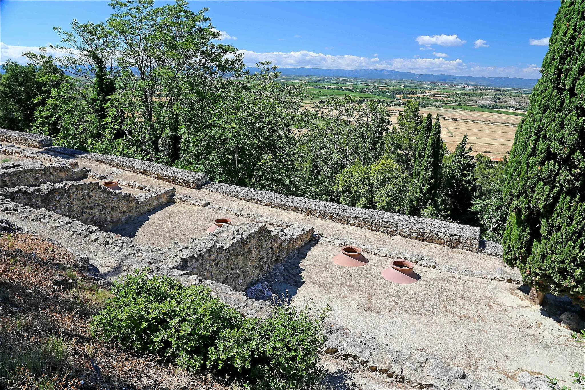 Photo showing: Oppidum d'Ensérume, la terrasse nord près des remparts,avec les doliums et l'étang de Montady.