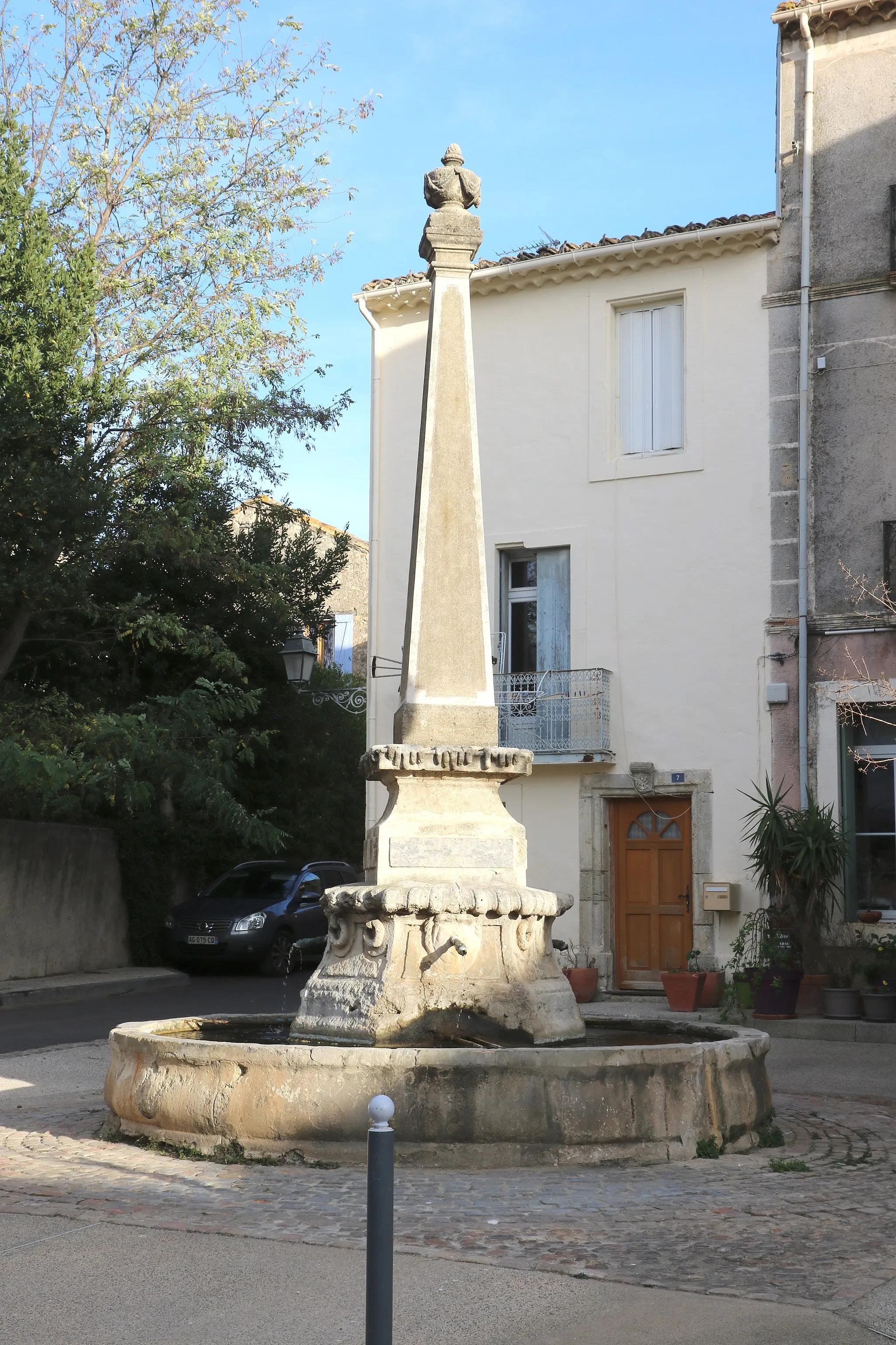 Photo showing: Sauvian (Hérault) - fontaine à l'obélisque.