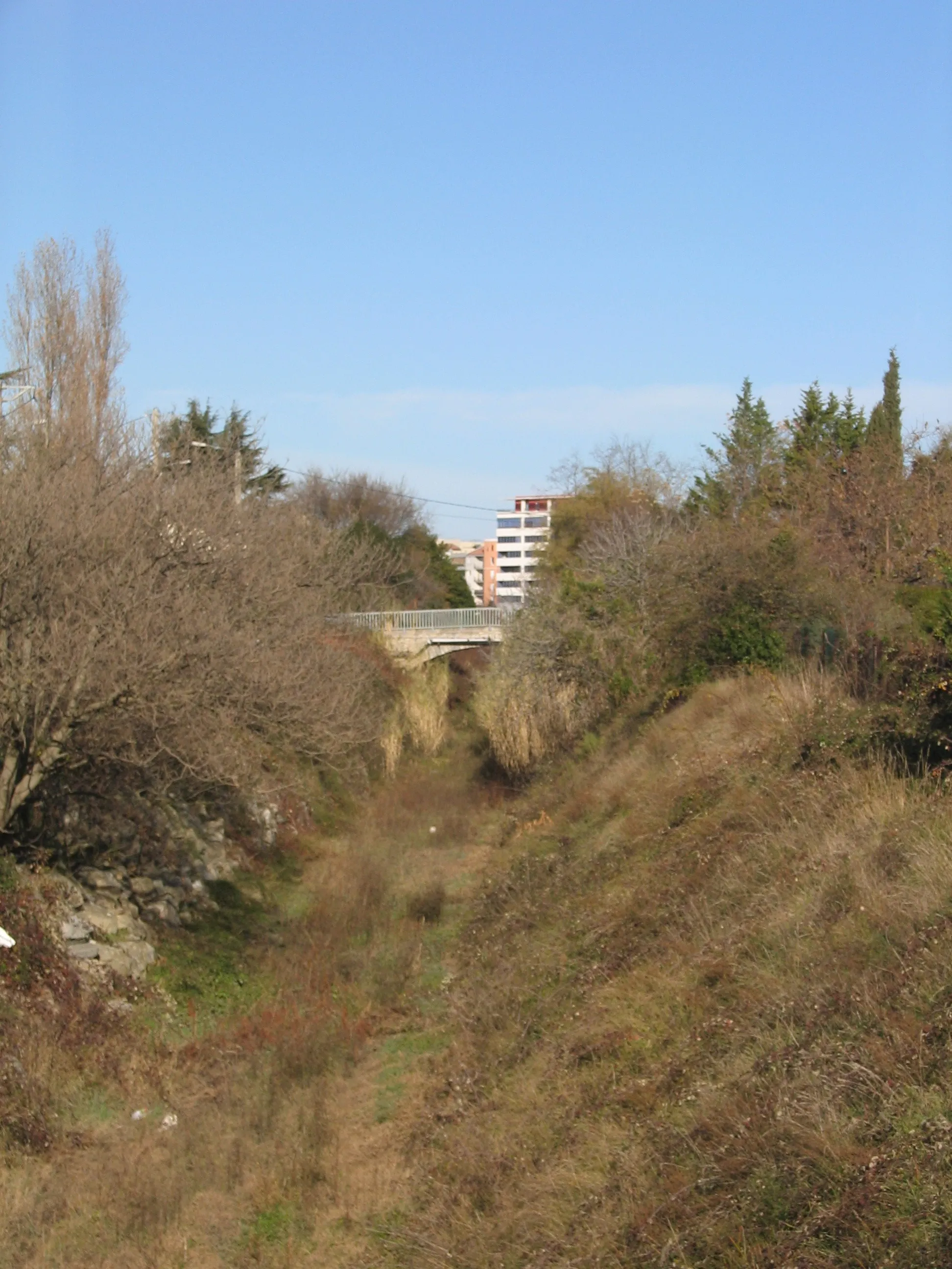 Photo showing: Chemins de fer de l'Hérault - Montpellier, pont de l'avenue du Pont-Trinquat enjambant la plate-forme de l'ancienne ligne de Montpellier à Palavas.