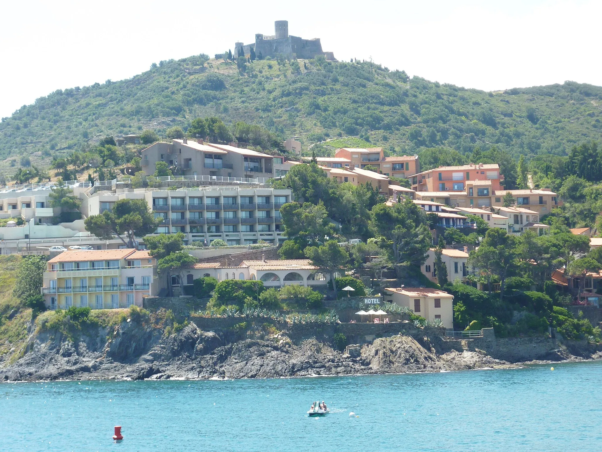 Photo showing: Collioure: fort et villas vus de la digue