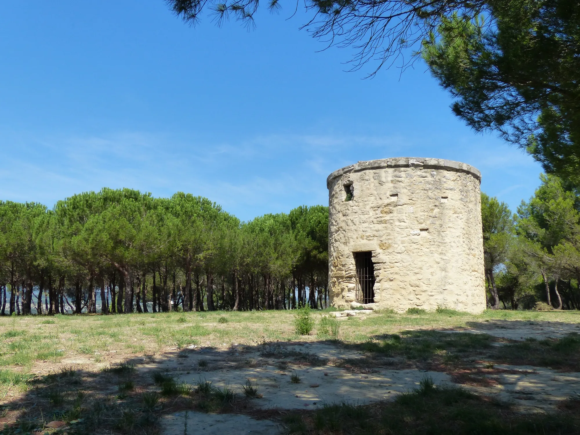 Photo showing: Site du moulin à vent, classé point géodésique de l'IGN, qui permet d’avoir un panorama incomparable sur tous les alentours de Pujaut. Construit en 1775 par A. Boissonnas ?