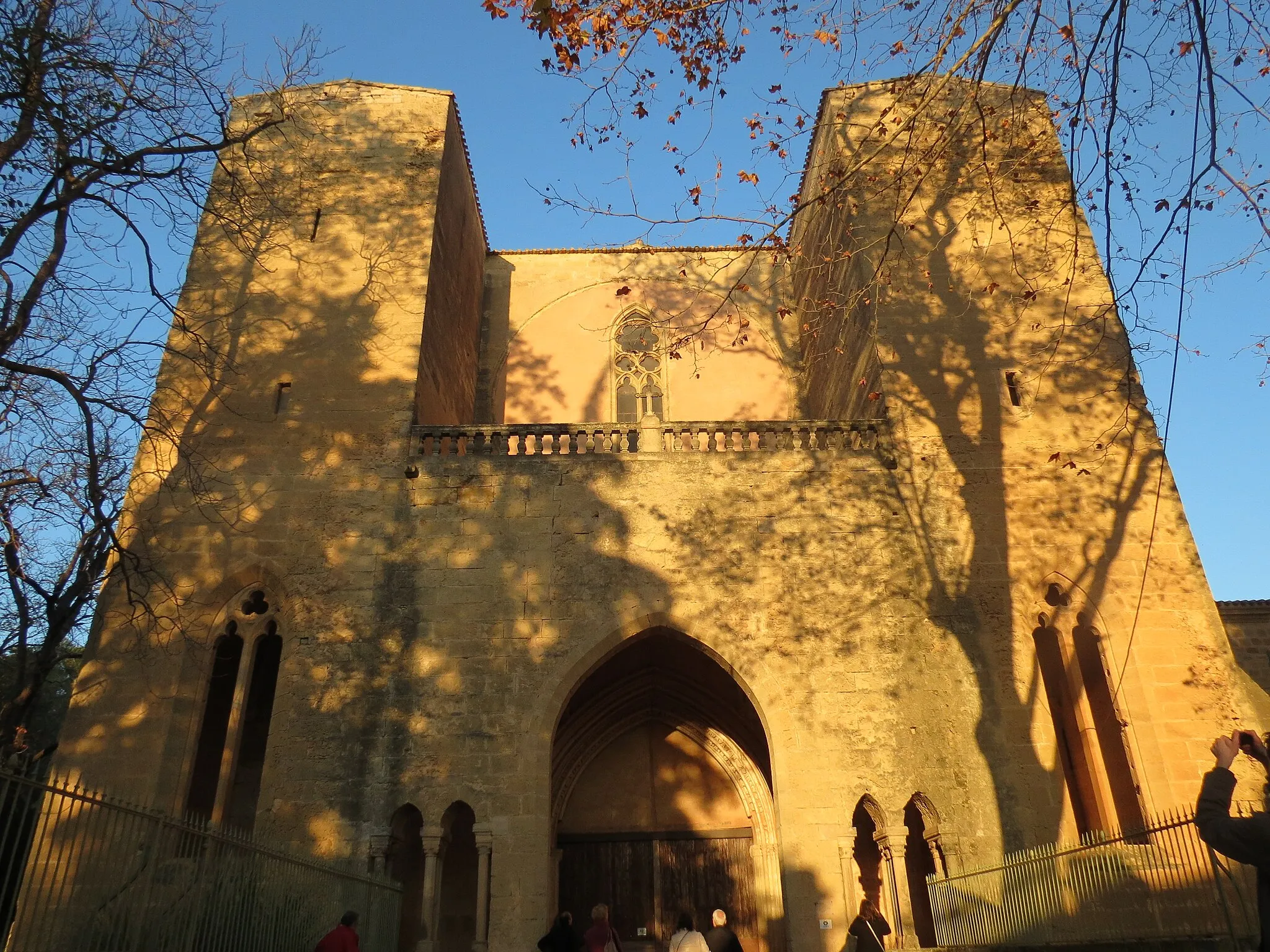 Photo showing: Vue de la façade et portail ouest de l'abbatiale