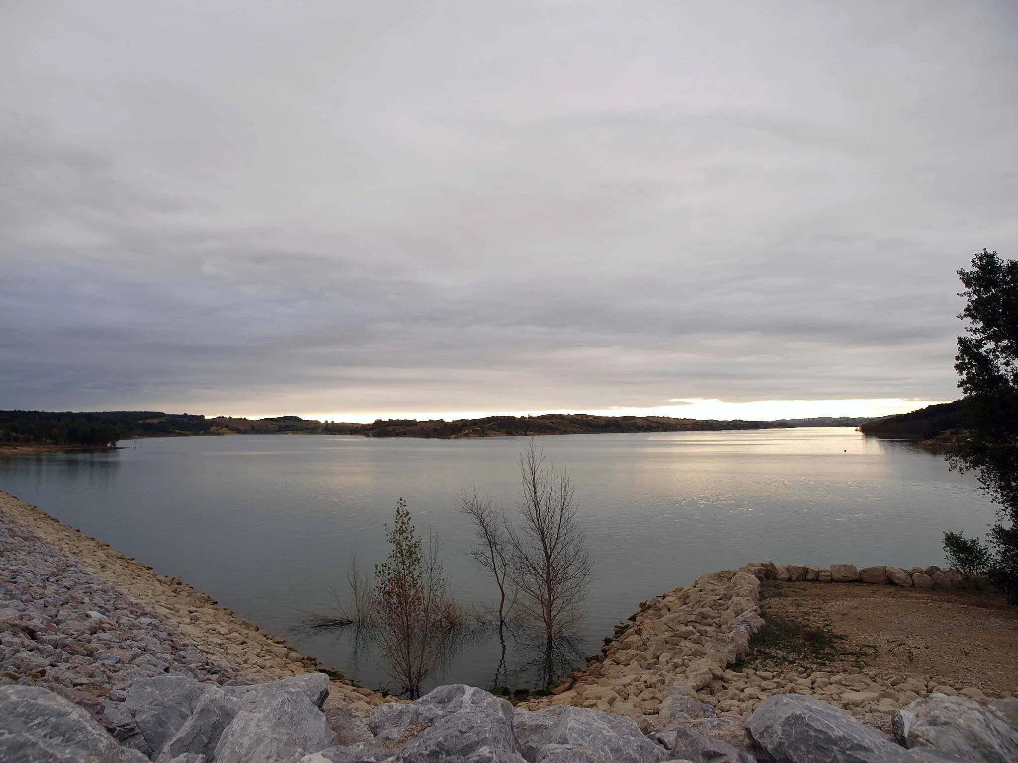 Photo showing: Lac de la Ganguise vu du barrage (Aude)