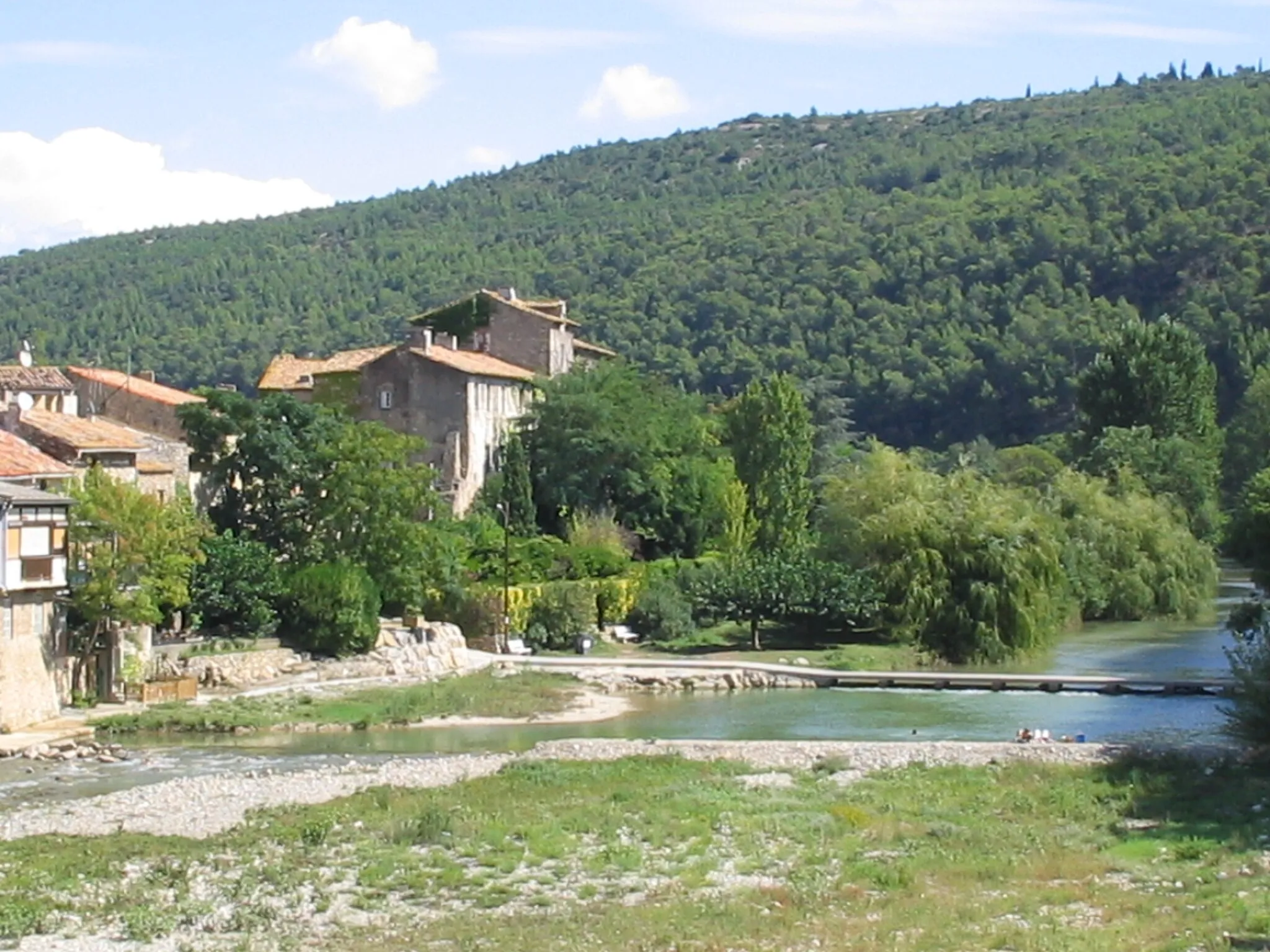 Photo showing: The Cesse at Bize Minervois showing the swimming hole and fortified village beyond