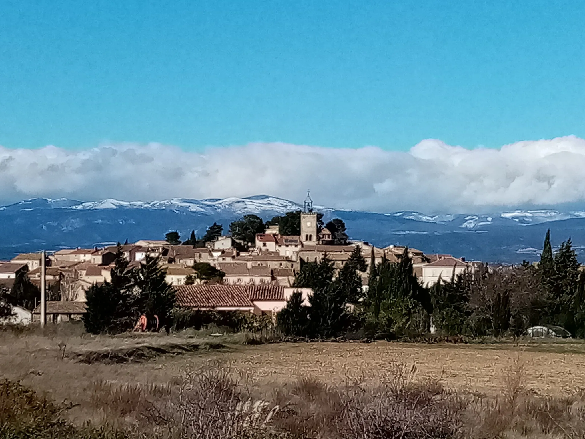 Photo showing: Castelnau d'Aude en hiver avec la Montagne Noire enneigée