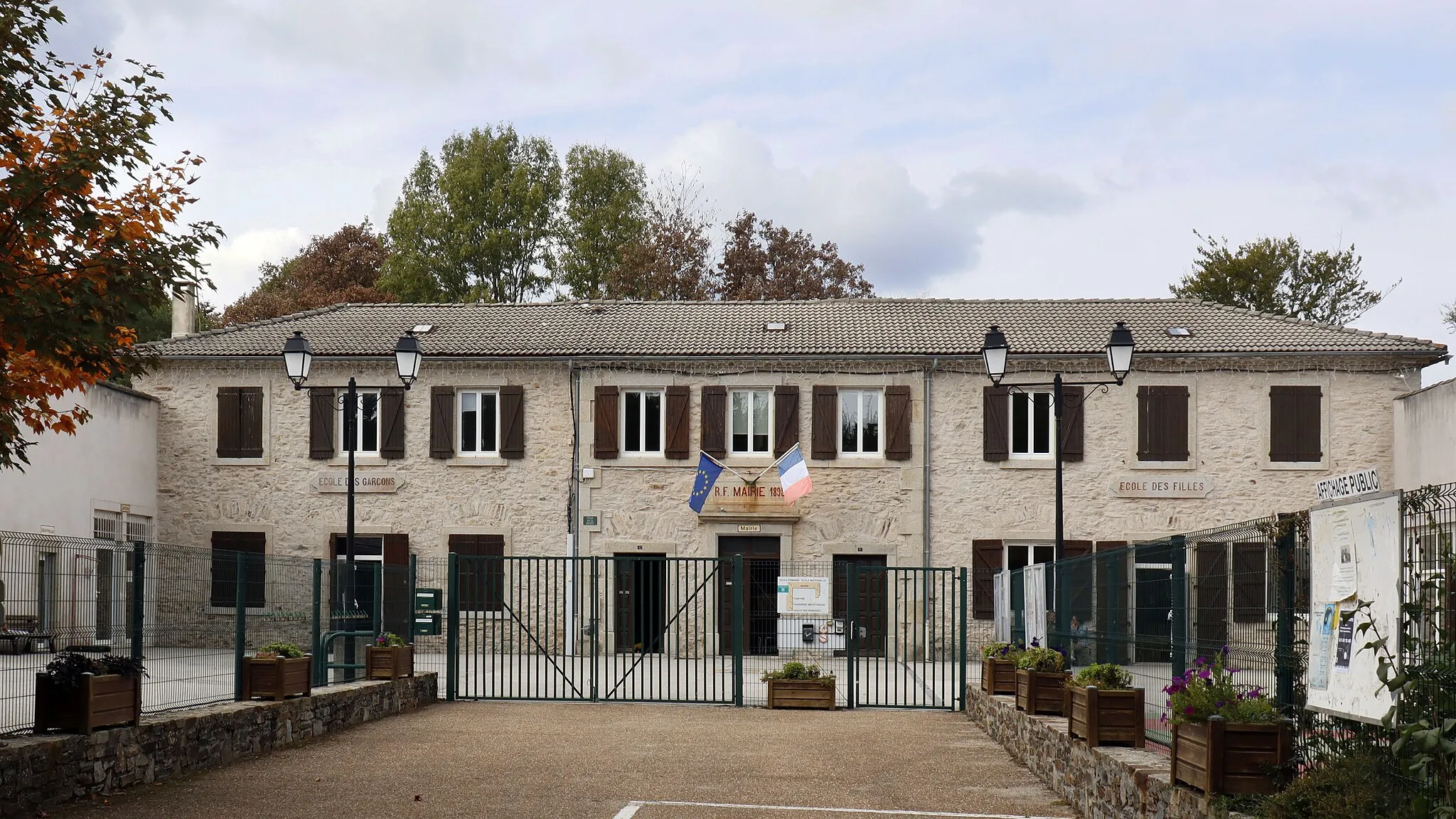 Photo showing: La mairie et l'école