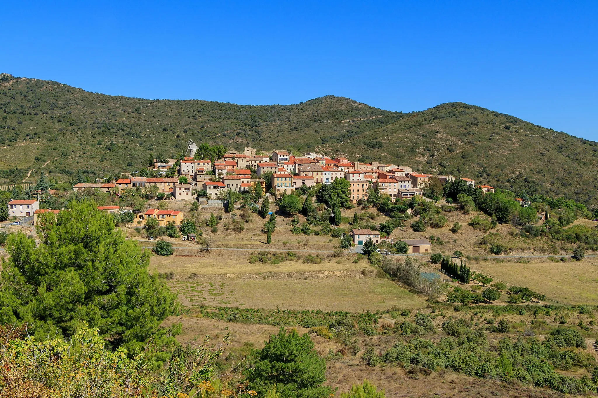 Photo showing: View from south on Cucugnan, Département Aude, France