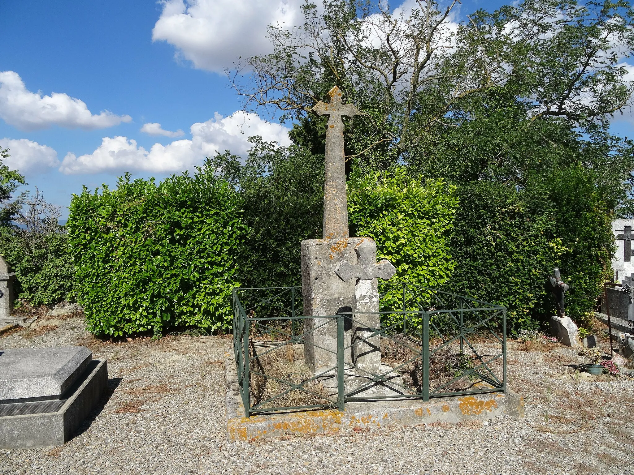 Photo showing: Croix de cimetière