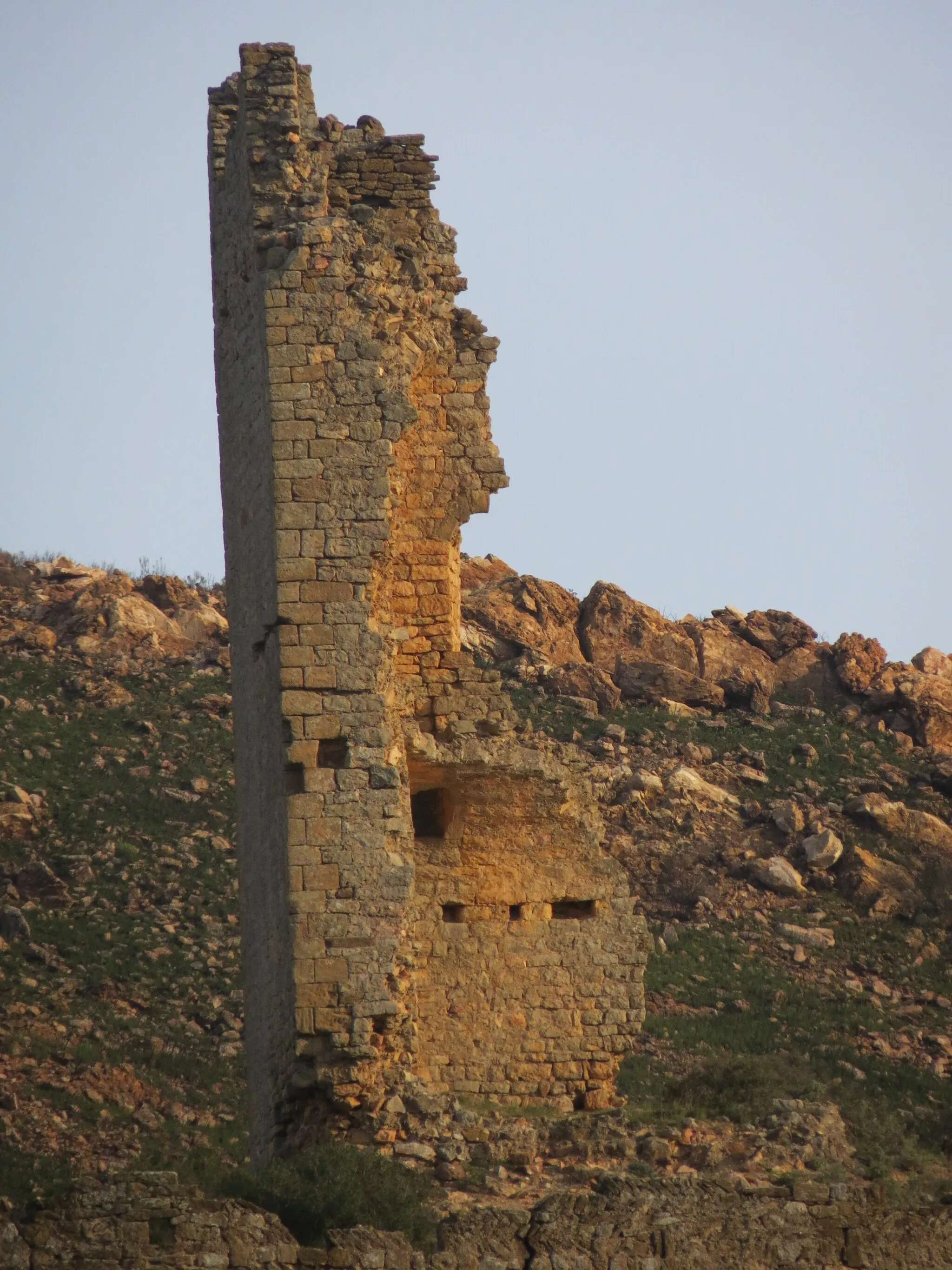 Photo showing: Château de Saint-Pierre-des-Clars, Montredon-des-Corbières, Aude, Languedoc-Roussillon, France.

Camera location 43° 10′ 09.12″ N, 2° 55′ 28.48″ E View this and other nearby images on: OpenStreetMap 43.169200;    2.924578