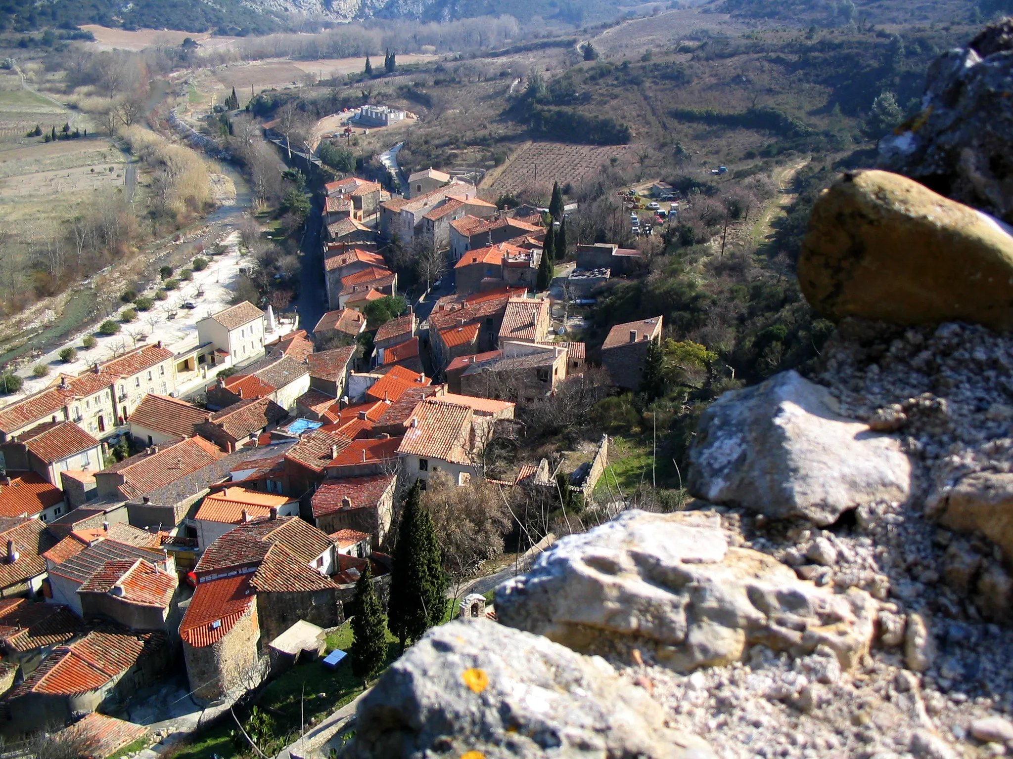 Photo showing: Padern (Aude, 11), vue vers l'est depuis son château, avec la petite rivière le Verdouble en direction de son aval et son gué sur la gauche de la photo. La route D14 (nommée rue de l'Affenage dans le village) est en rive droite.