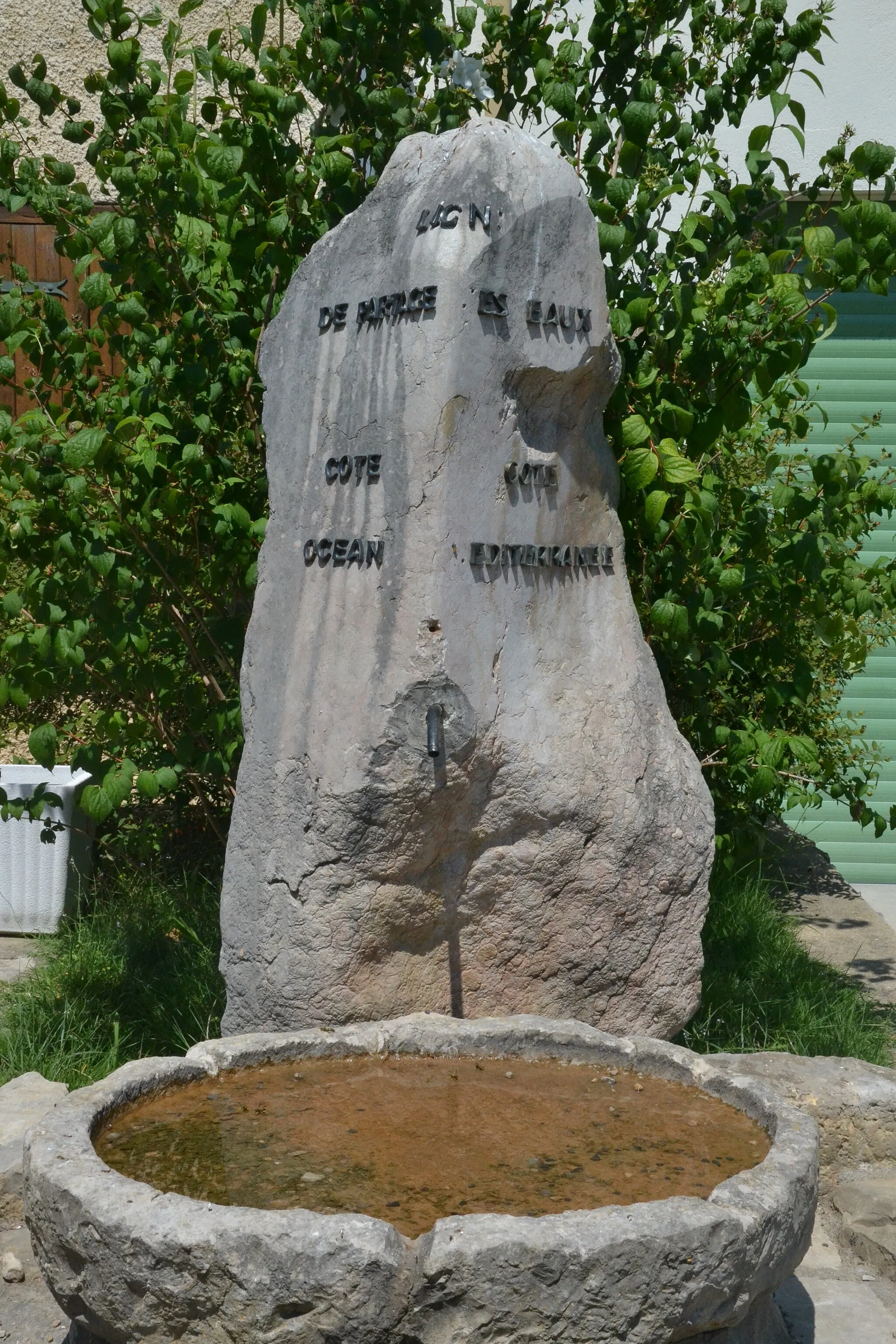 Photo showing: Monument évoquant le partage des eaux entre Atlantique et Méditerranée à Nébias (Aude, France).