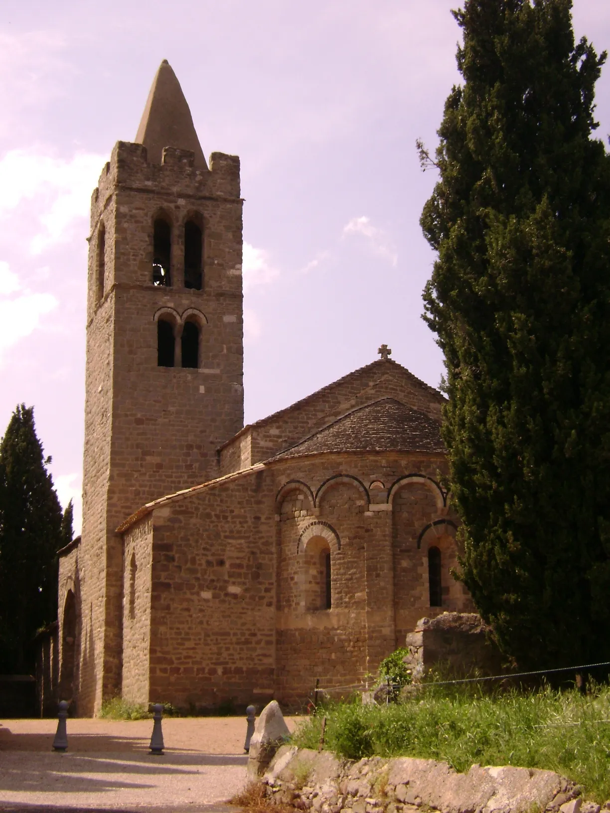 Photo showing: Saint Saturnin church (11th century), Pouzols-Minervois, Aude, France