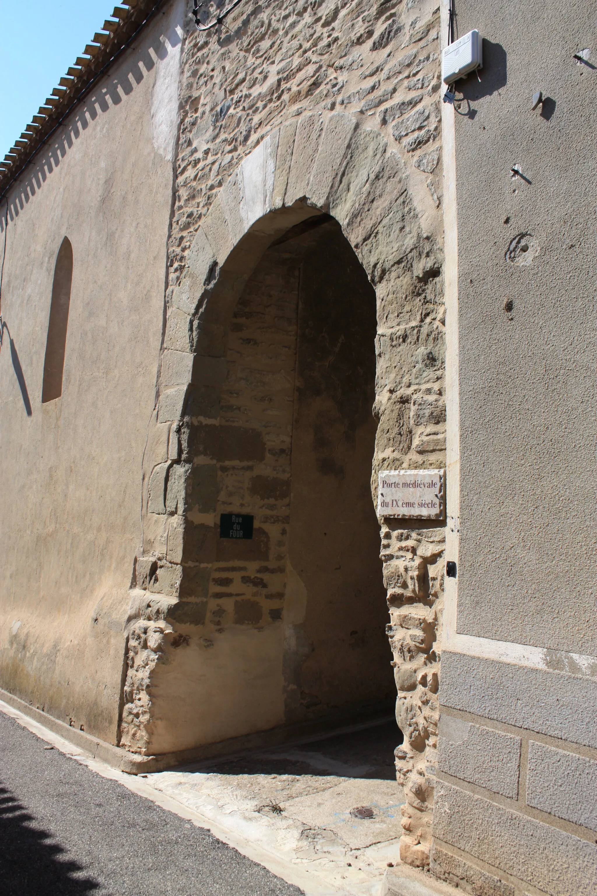 Photo showing: Porte médiévale du IXe siècle