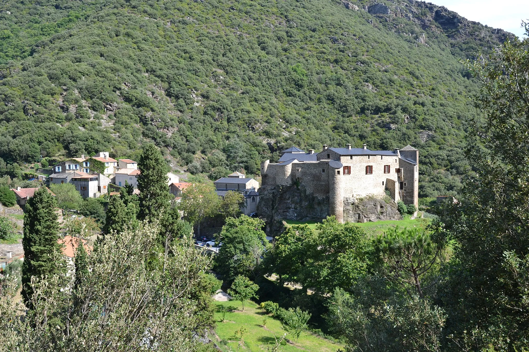 Photo showing: Le village et son château