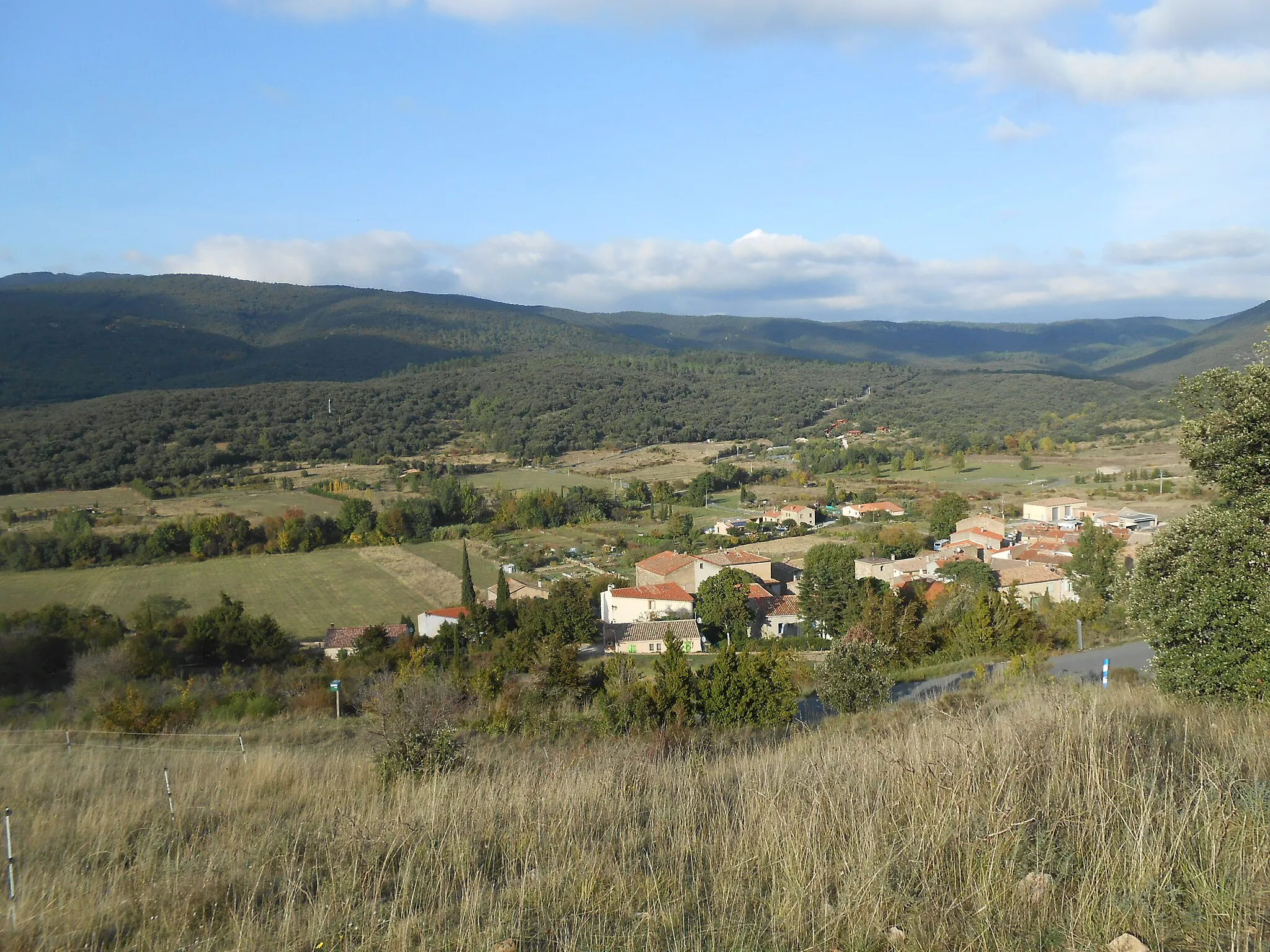 Photo showing: Vu sur la crête du Ramaret et de la Serre de Massac depuis le village de Rouffiac des Corbières.